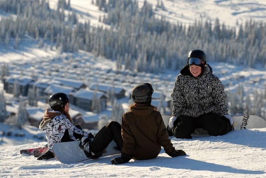 Skeikampen har et flott, moderne alpinanlegg med 11 heiser og 21 nedfarter, og bl.a 8 seter stolheis rett til toppen. Galleribilde