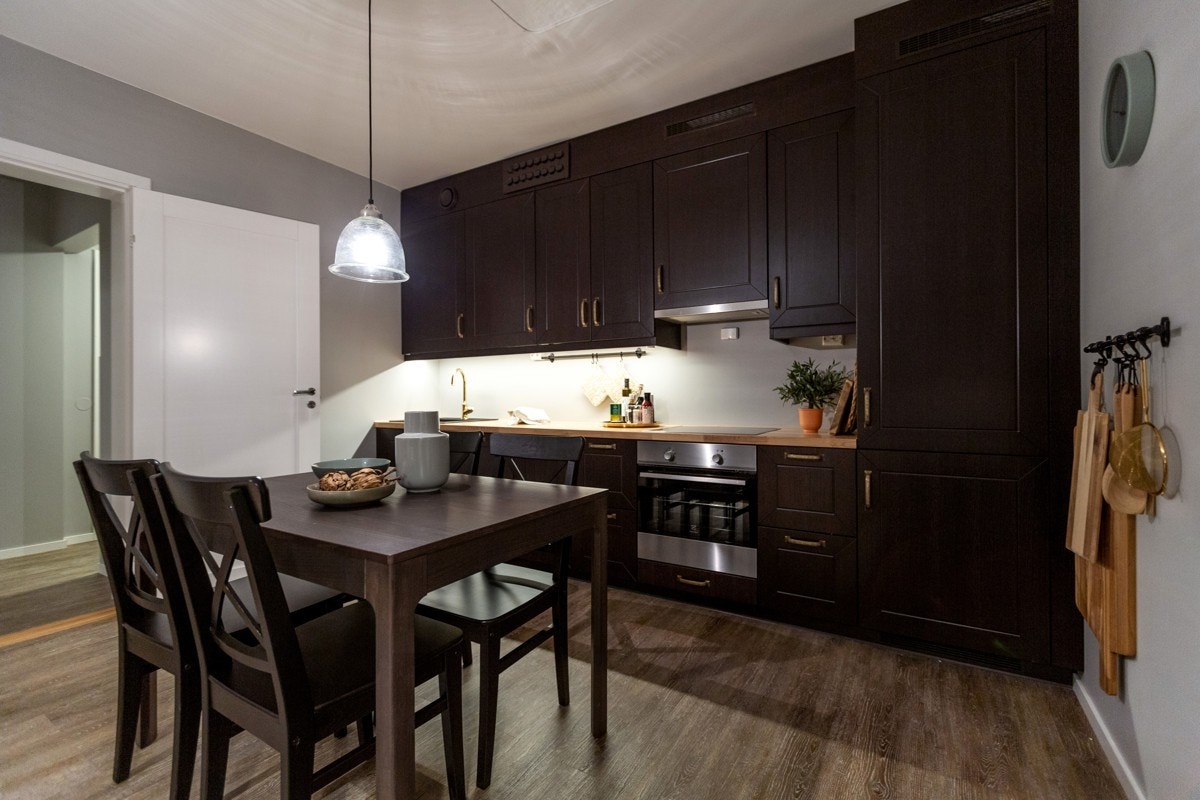 Moderne kjøkken med god plass til spiseplass Galleribilde