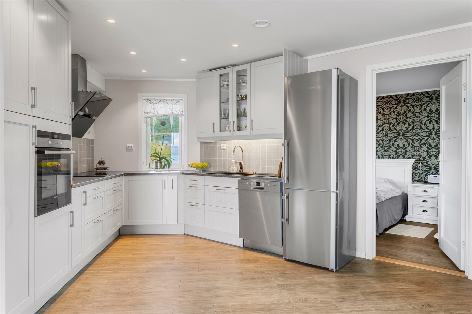 Moderne kjøkken med god skap- og benkeplass Galleribilde