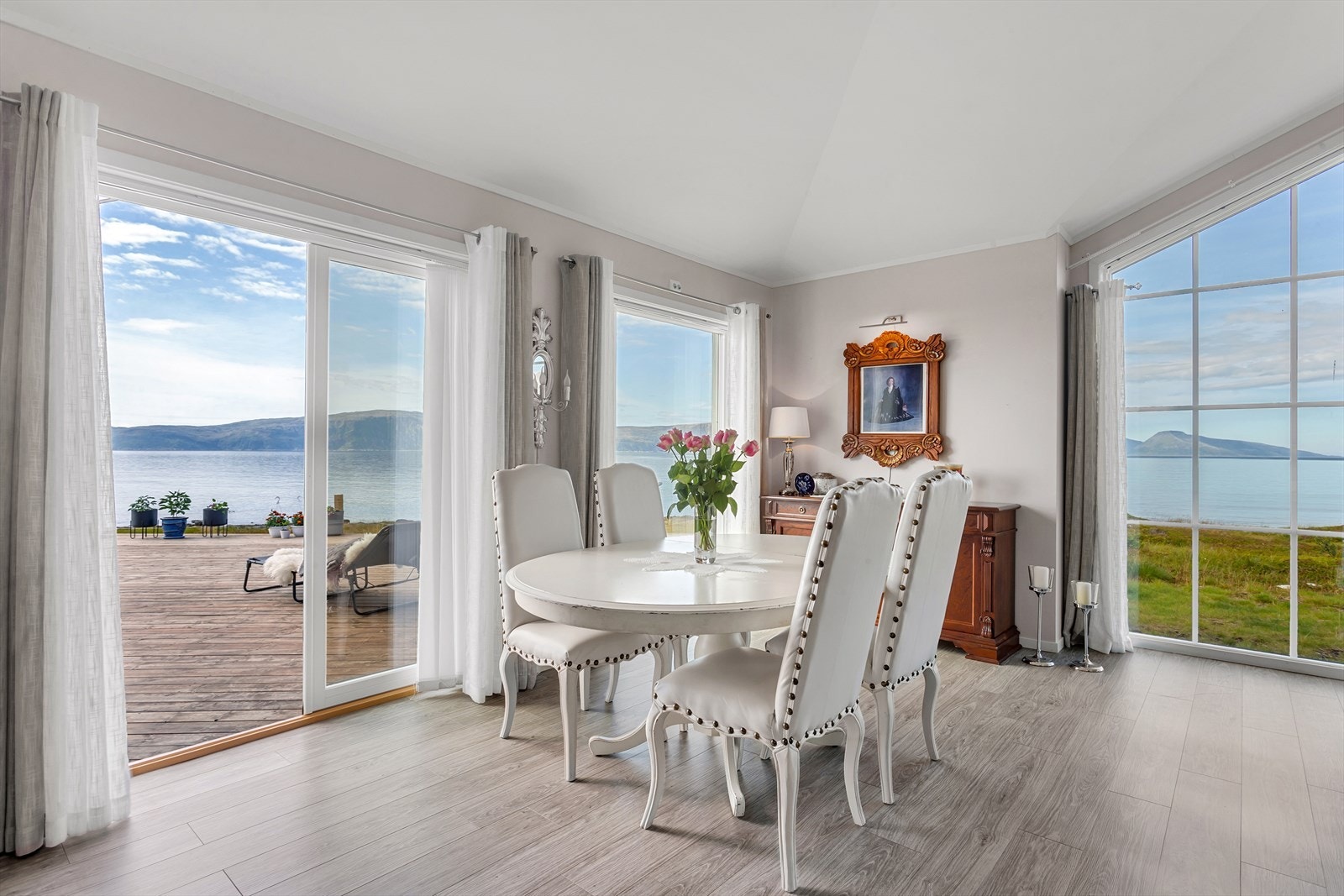 Utgang til stor terrasse fra stue Galleribilde