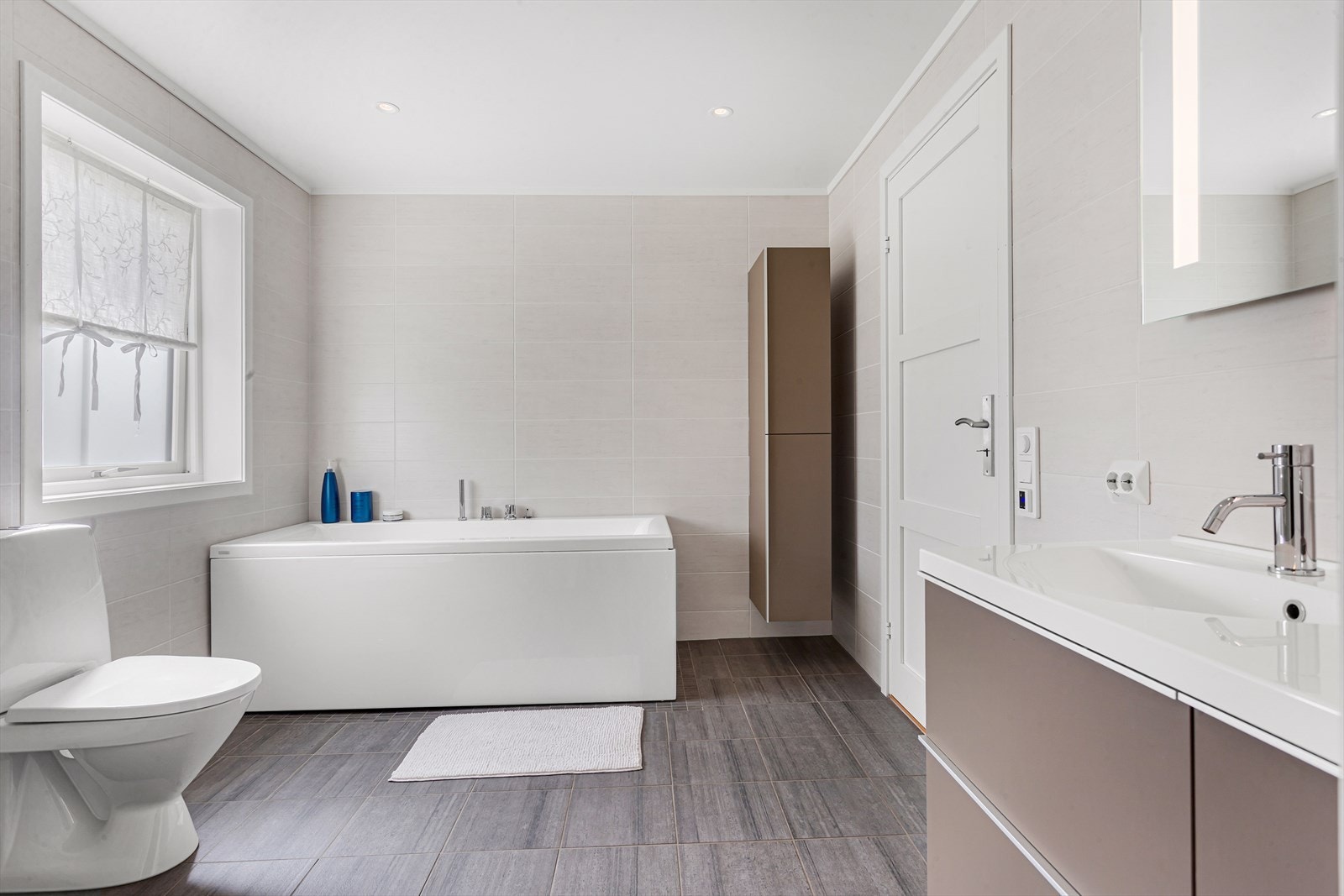 Moderne bad av svært god størrelse Galleribilde