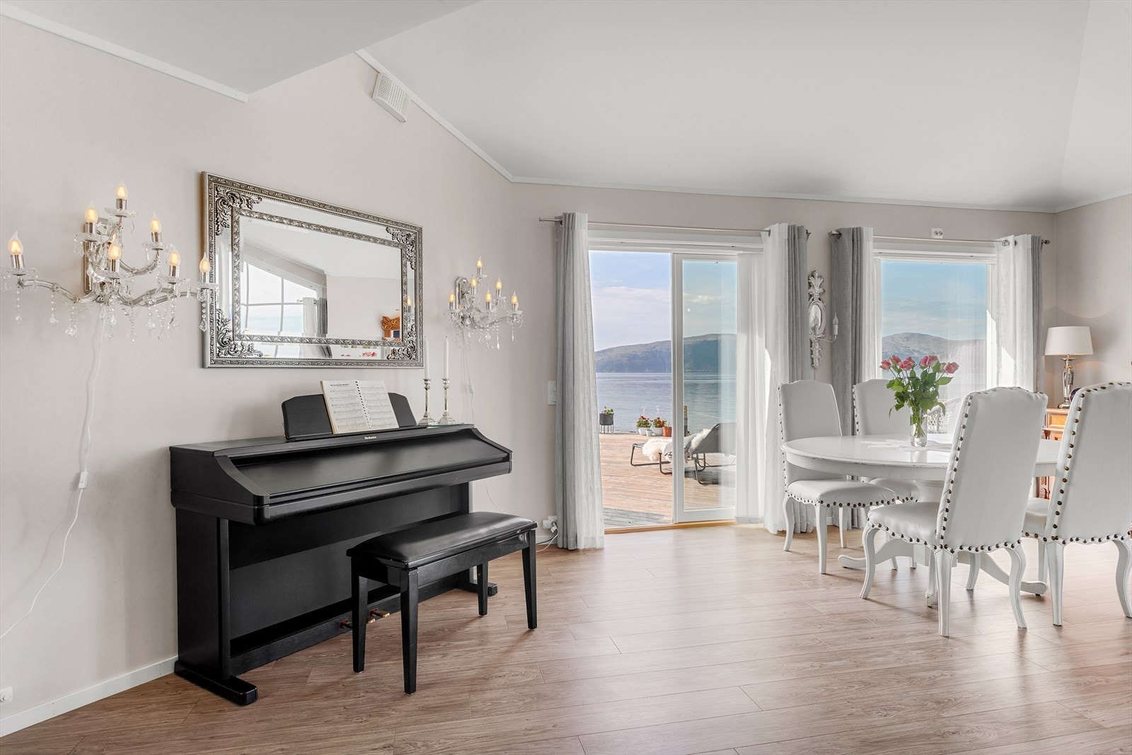 God plass til spisegruppe og ønsket møblement Galleribilde