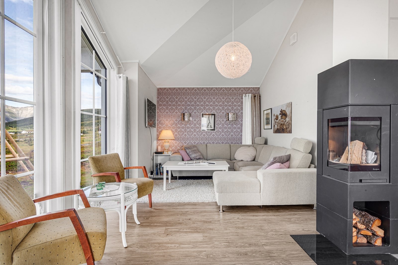 Peis som varmer godt på kalde høstkvelder Galleribilde