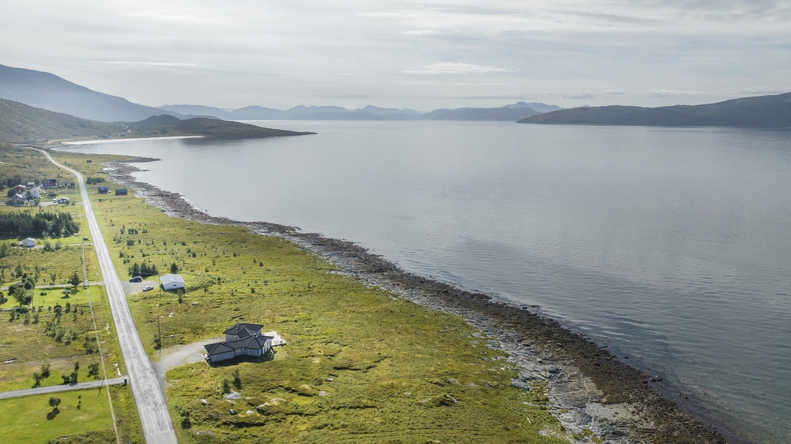 Enebolig fra 2015 i idylliske omgivelser Galleribilde