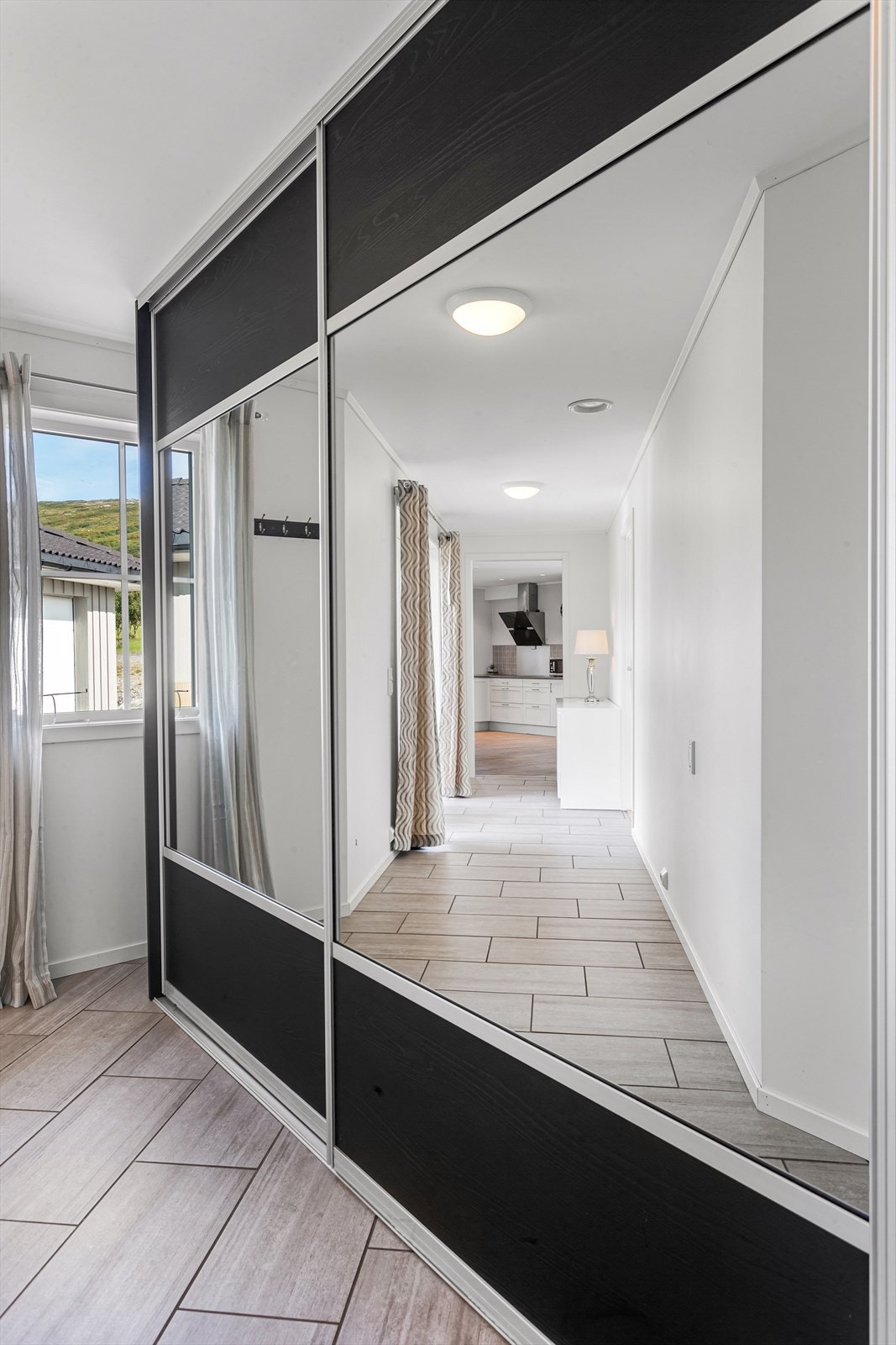 Praktisk skyvedørsgarderobe i gang Galleribilde