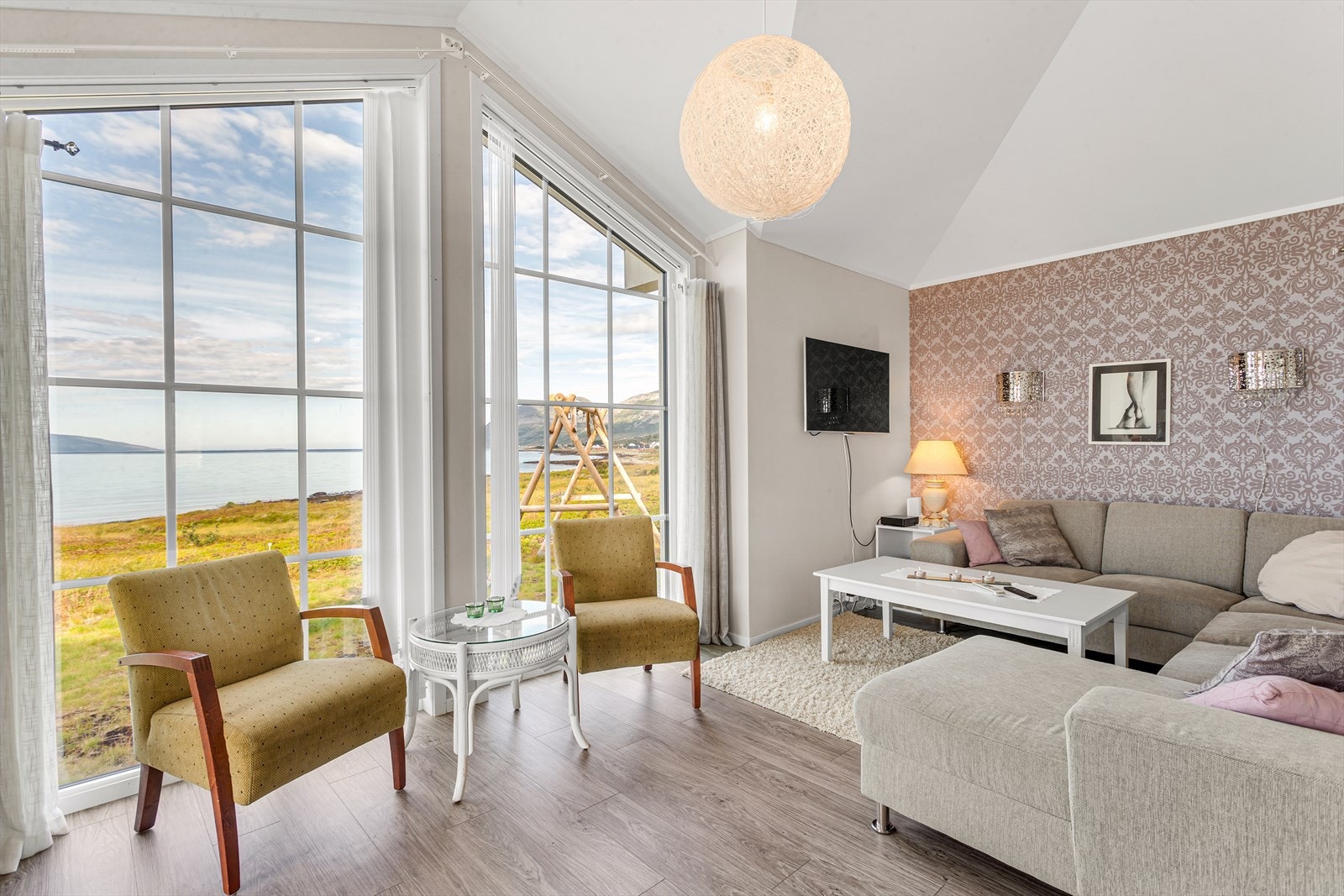 Store vinduer slipper inn godt med naturlig lys Galleribilde