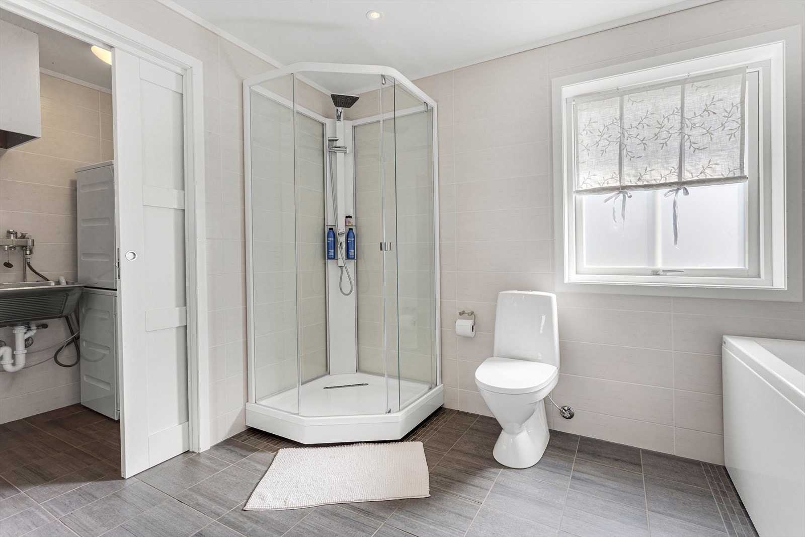 Praktisk vaskeromsnisje bad skyvedør på bad Galleribilde