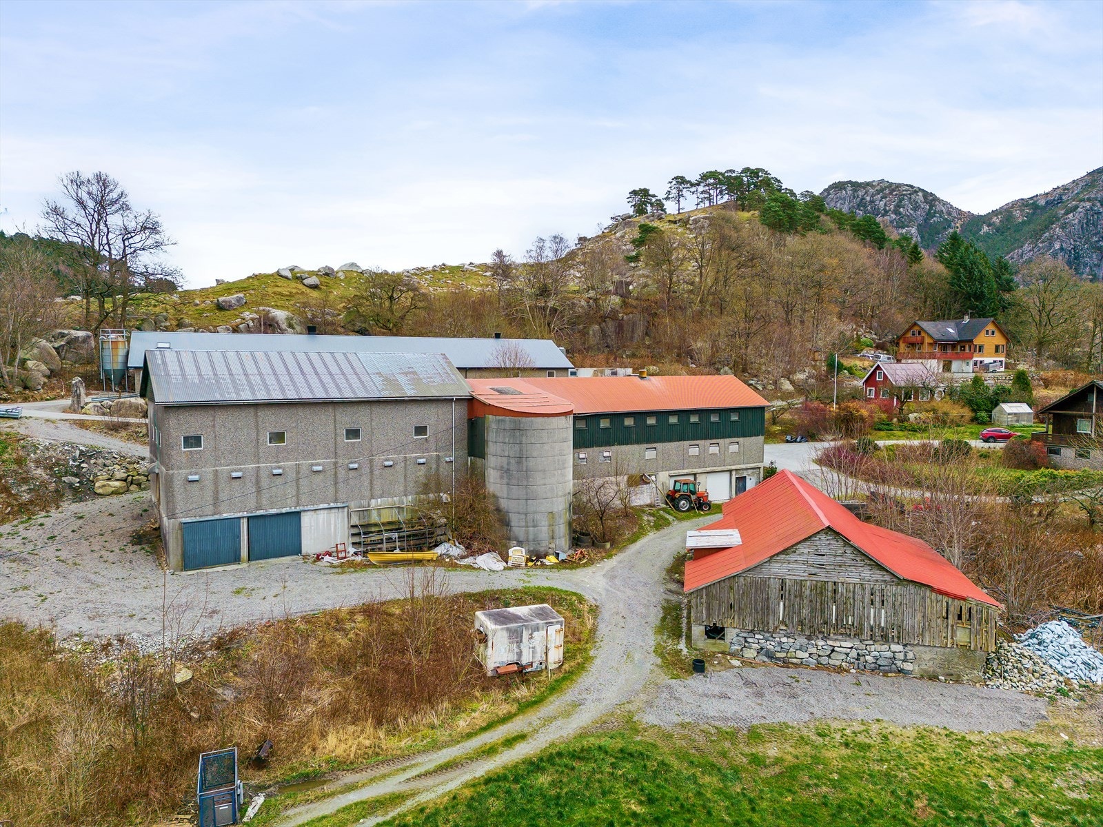 Eiendommens bygninger: Våningshus, kårbolig, drengehus, to grisehus, vedhus og naust. Galleribilde