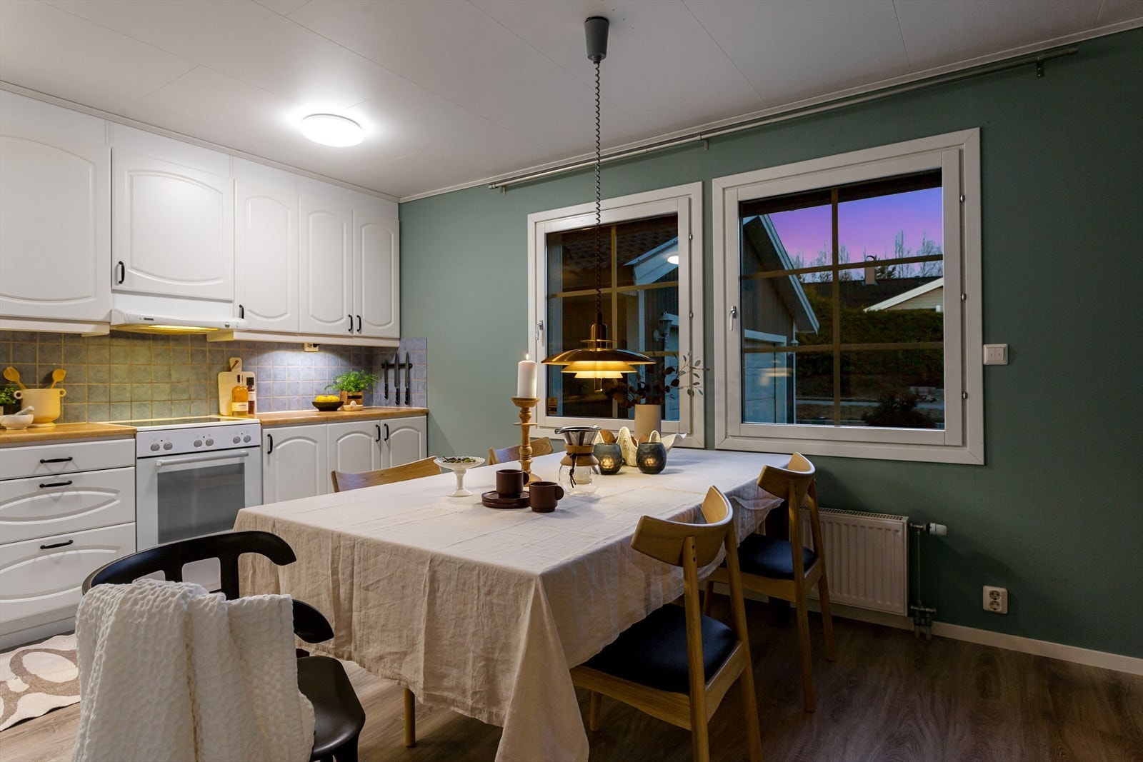 Kjøkkenet byr på god skap- og benkeplass, samt god plass til spisebord. Galleribilde