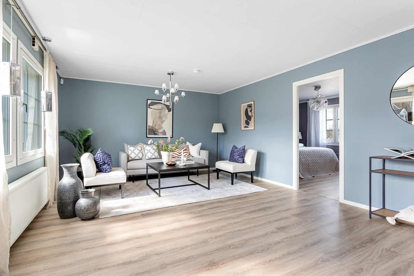 Boligen har en flott stue med tidsriktige farger og god utforming. Galleribilde