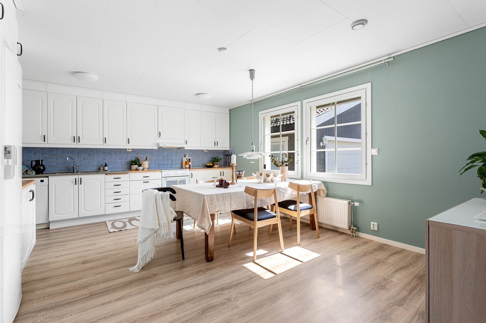 Kjøkkenet er romslig med store vindusflater som slipper inn rikelig med naturlig lys. Galleribilde