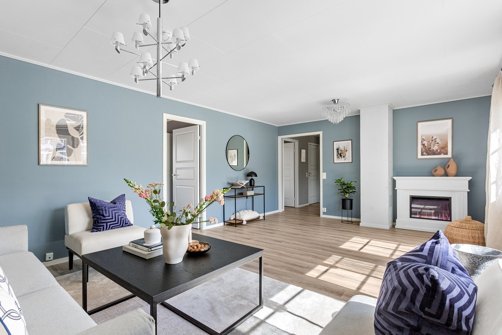 Stuen er luftig og trivelig med god plass til sofagruppe og lesekrok. Galleribilde