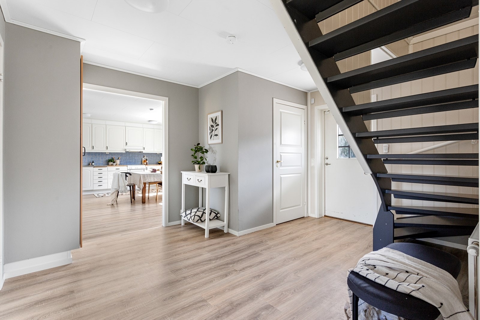 Første etasje har en åpen og sosial planløsning som går helt fra stuen, gjennom gangen og til kjøkkenet. Galleribilde