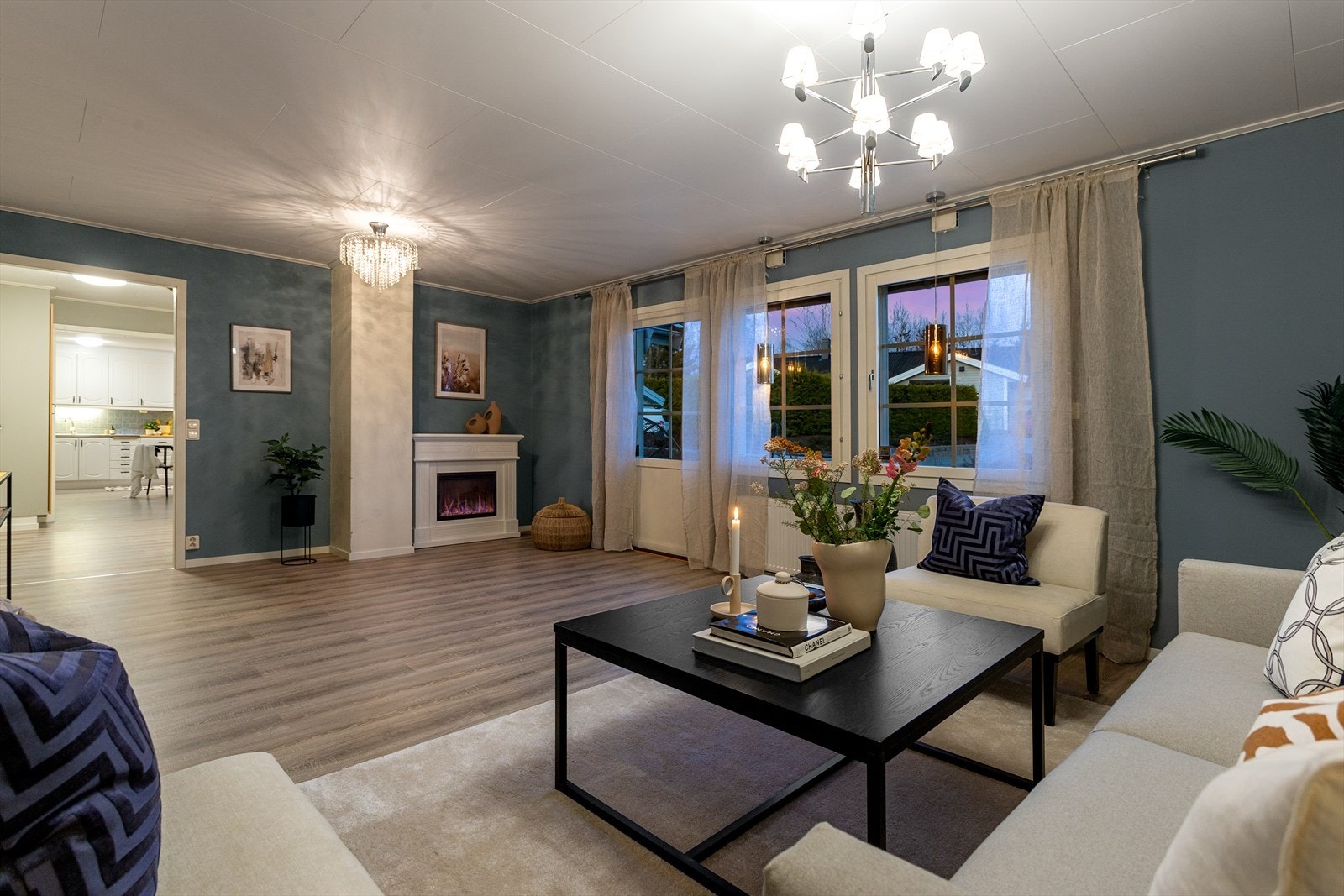 I stuen står det en flott el-peis som skaper en lun og god stemning på mørke kvelder. Galleribilde