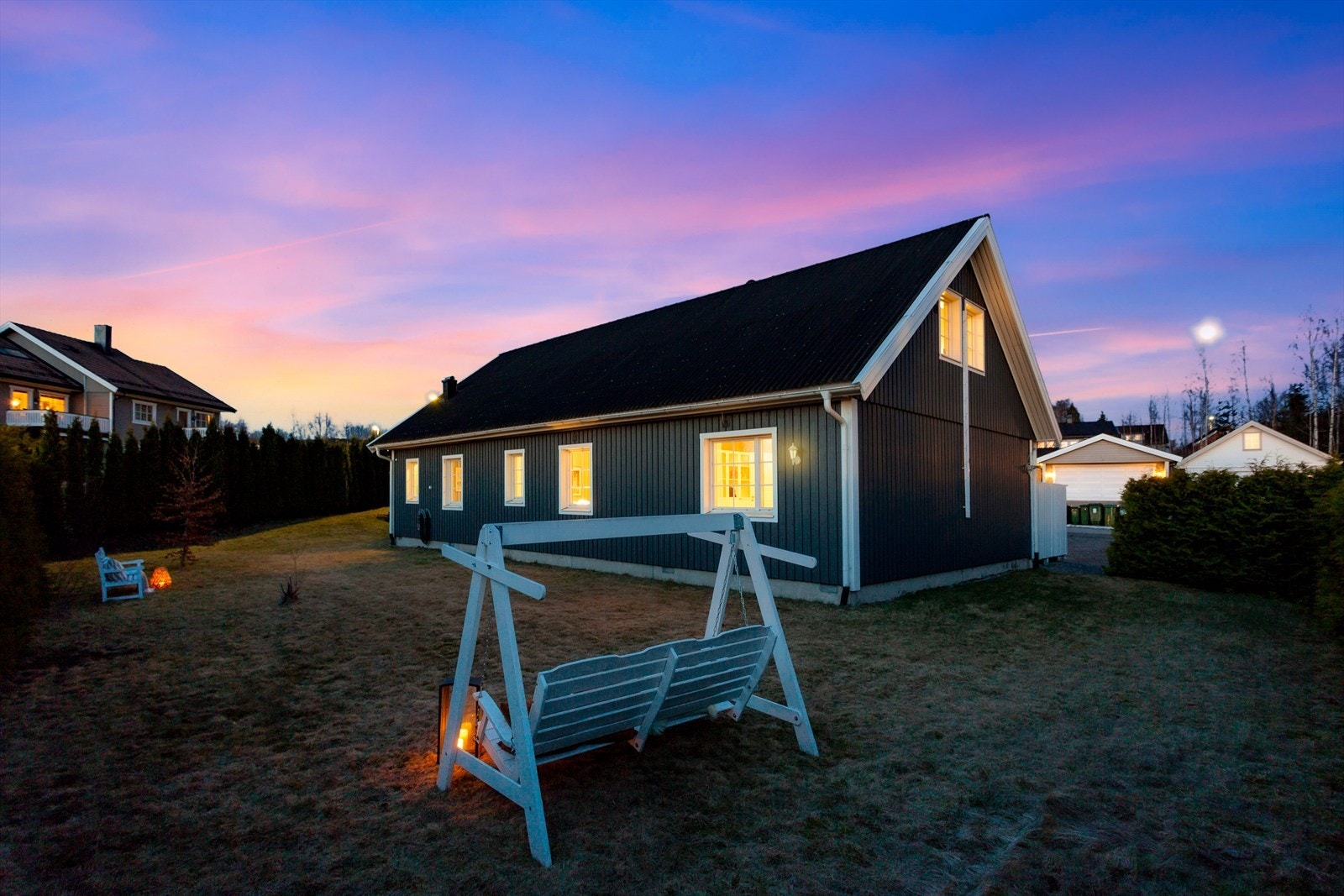 Boligen har en flott bakhage som er fint opparbeidet. Galleribilde