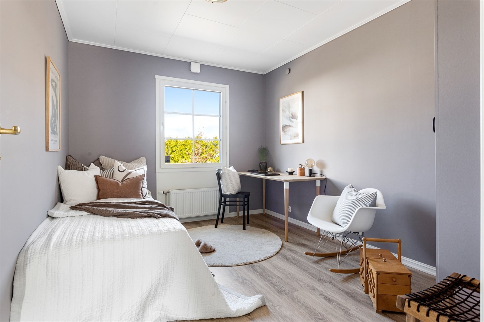 Soverom 3 er av fin størrelse med god plass til seng, skrivepult og garderobeskap. Passer godt som barnerom, gjesterom eller kontor. Galleribilde