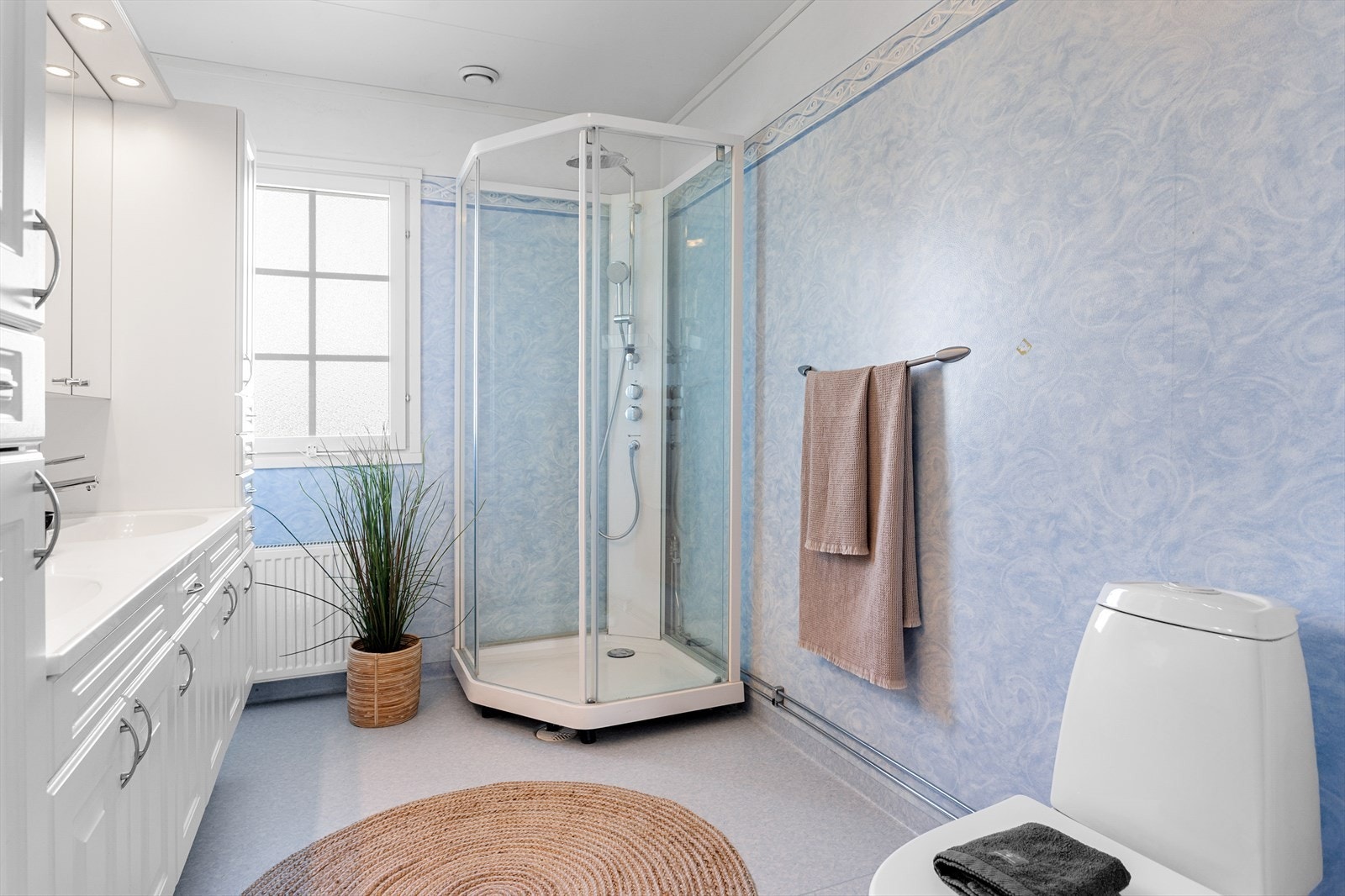 Baderommet er romslig med våtromsbelegg på vegger og gulv. Galleribilde