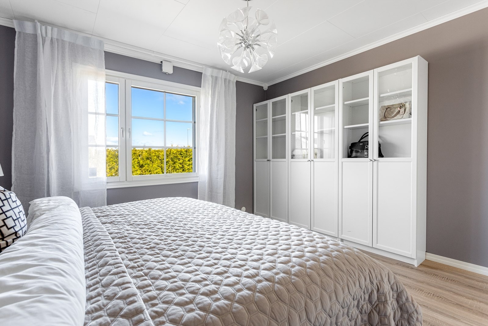 Boligen har 3 soverom. Soverom 1 er romslig med store vinduer som slipper inn rikelig med naturlig lys. Galleribilde