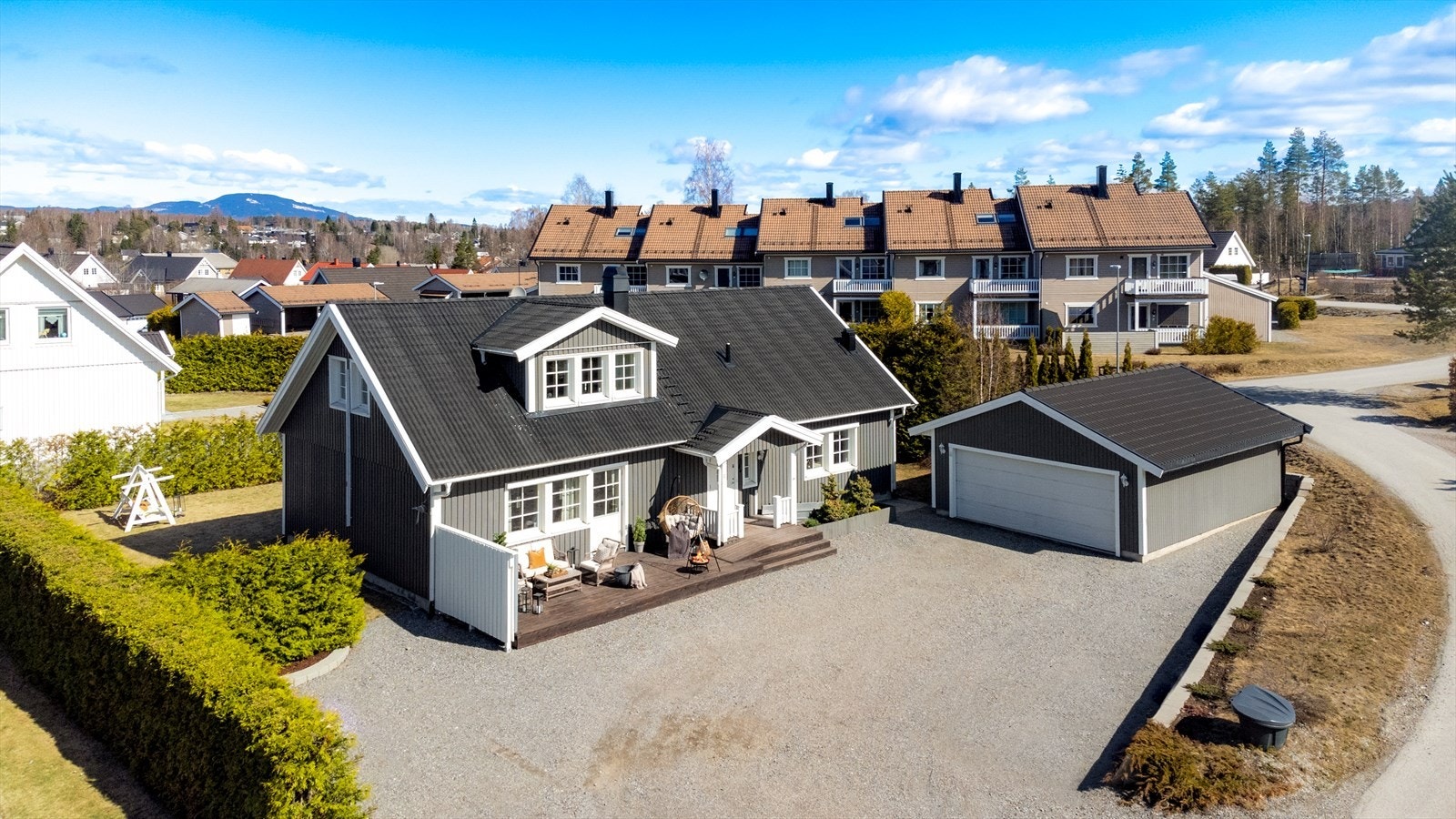 Dobbeltboligforsikring dekker faktiske ekstra boligkostnader med inntil kr 15 000 per måned i inntil 9 måneder, dersom du ikke har fått solgt din gamle bolig før overtakelse på denne! Galleribilde