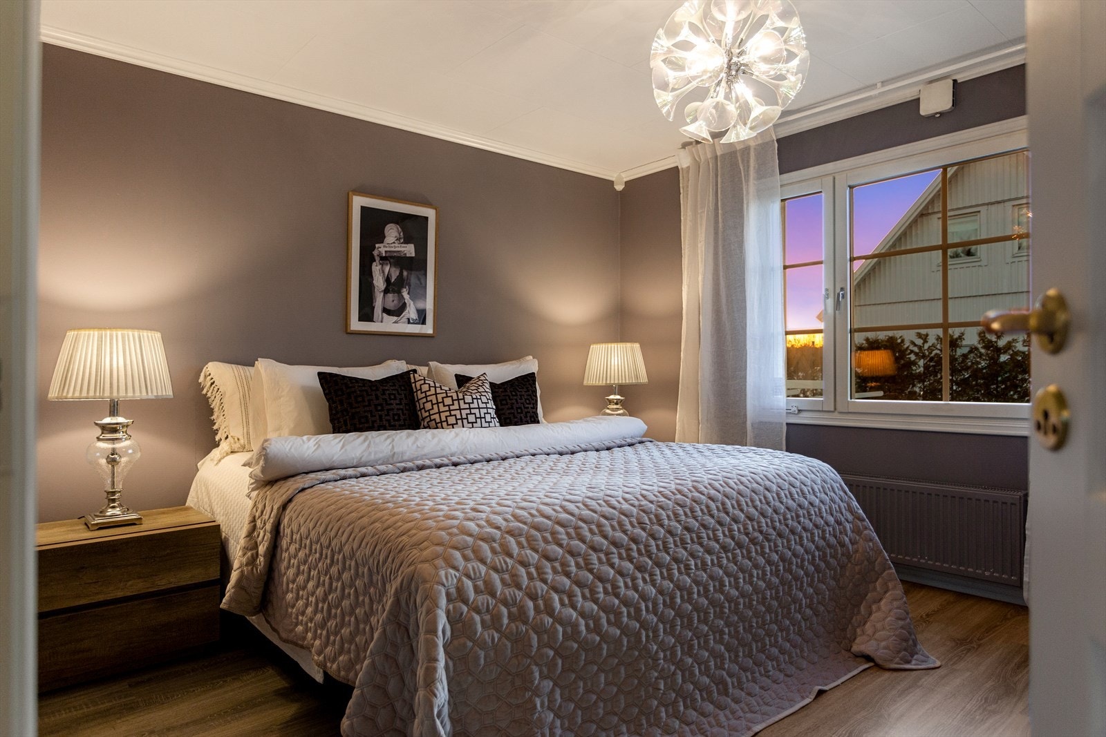 Soverommet har god plass til dobbeltseng med tilhørende nattbord og garderobeløsning. Galleribilde