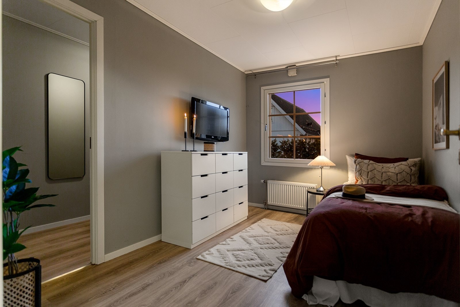 Soverom 2 er av fin størrelse med eget walk-in closet. Passer godt til ungdommen i huset. Galleribilde