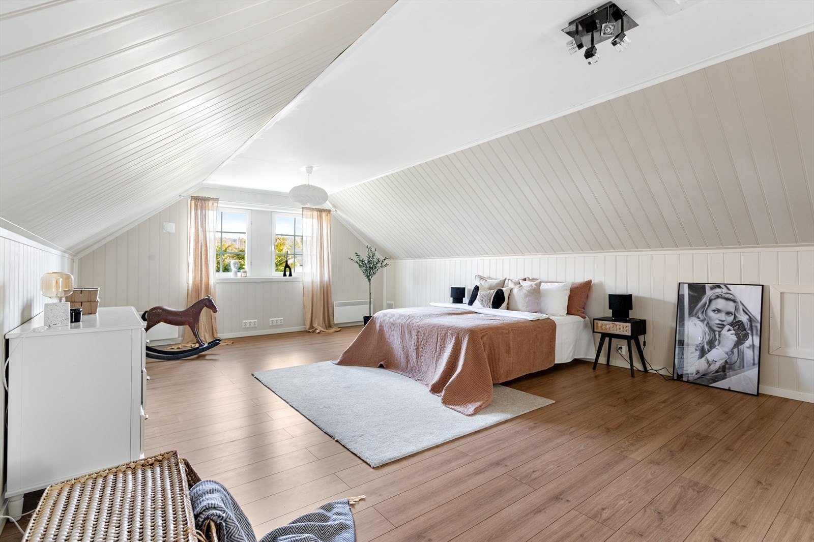 Rommet er stort og luftig med store vinduer som slipper inn rikelig med naturlig lys. Galleribilde