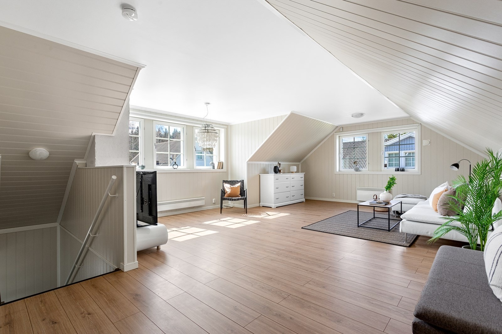 På loftet har du en flott loftstue med god plass, her har du god plass til både sofagruppe og andre møbler. Galleribilde