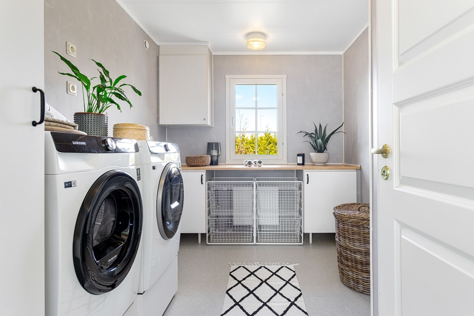 Vaskerommet er romslig med god plass både vask, tørk og bretting av klær. Galleribilde