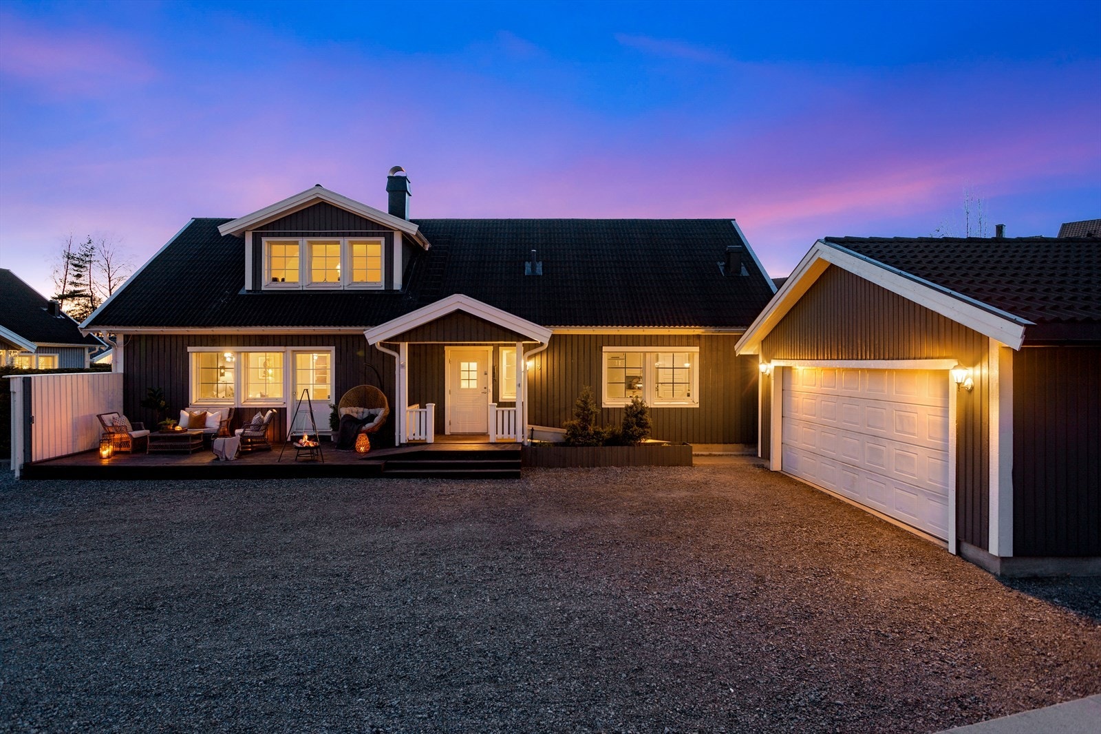 Eiendommen er romslig med opparbeidet gårdsplass og en stor dobbeltgarasje. Galleribilde