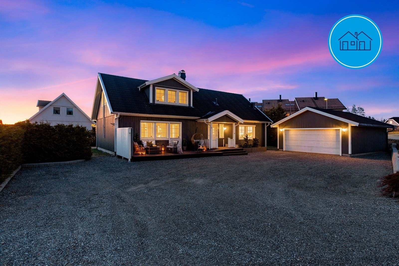 Krister Johnsen Støme v/EiendomsMegler 1 avd. Jessheim har den glede å presentere Varderingen 3! Denne boligen selges med dobbeltboligforsikring. Galleribilde