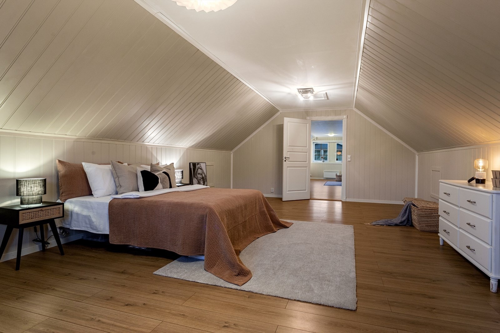 Loftstue nr. 2. Innredet som soverom. Galleribilde