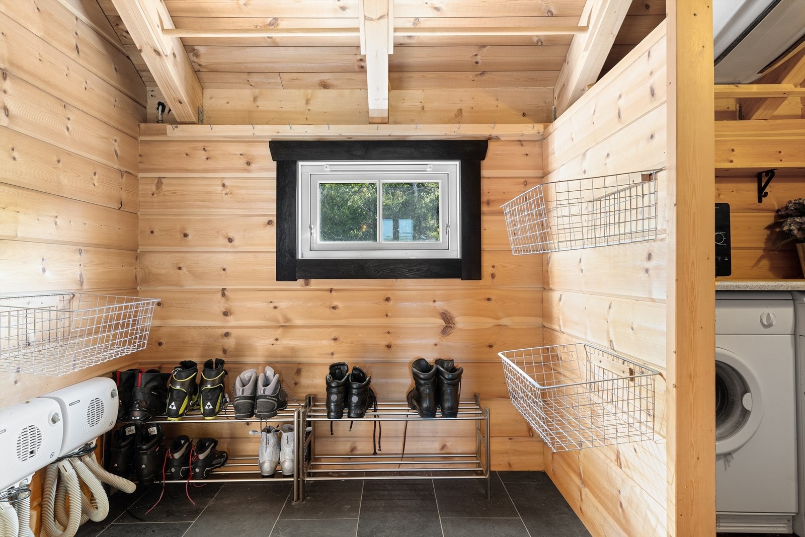 Praktisk vaskerom med god tørkeplass. Galleribilde