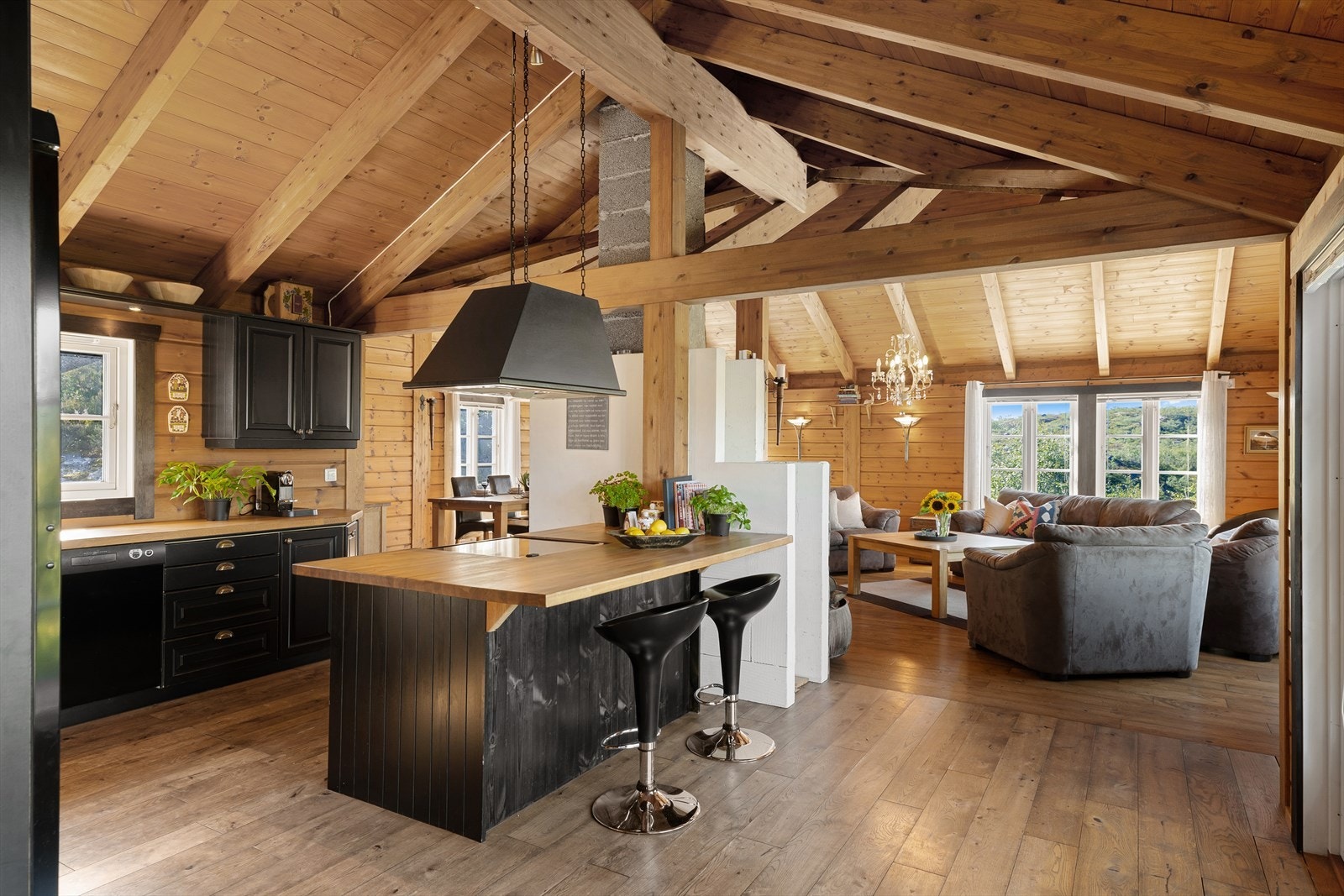 Stort kjøkken med god skap- og skuffeplass. Galleribilde