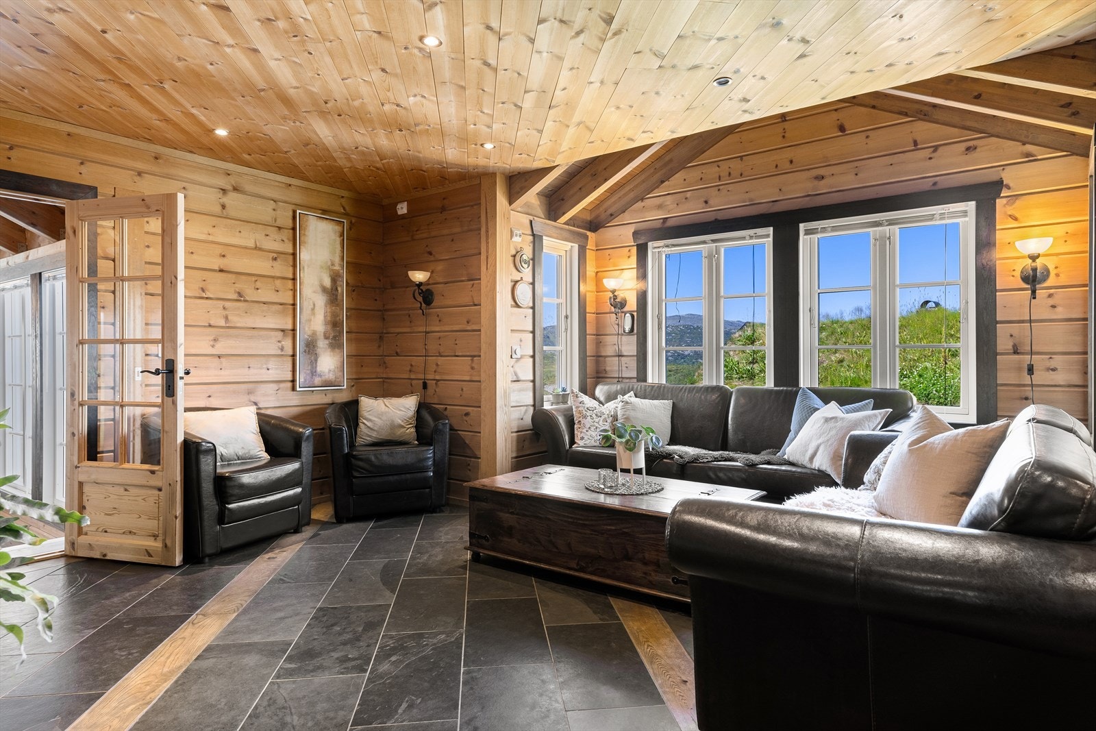 Store vinduer gir mye lys inn i rommet. Galleribilde