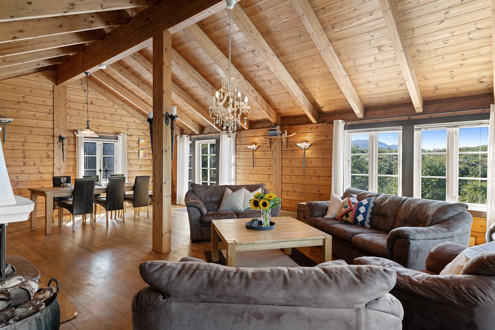 Det er god plass til sofa og stort spisebord. Galleribilde