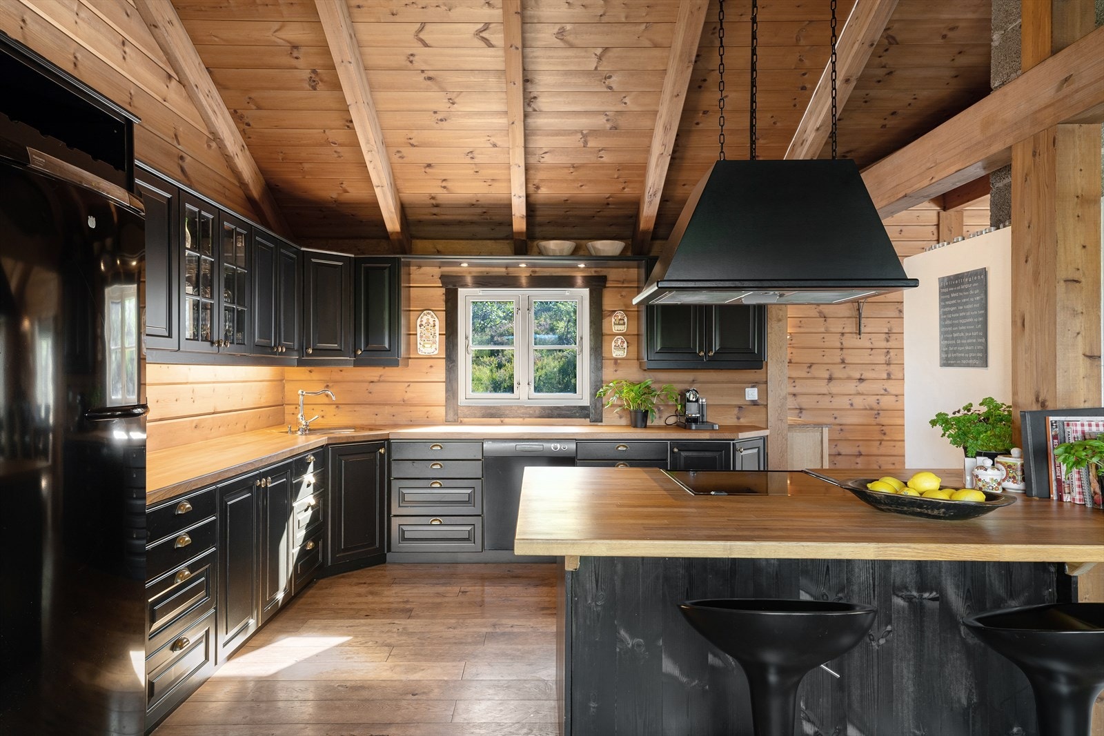 Kjøkkenøyen har komfyr med fritthengende ventilator. Galleribilde