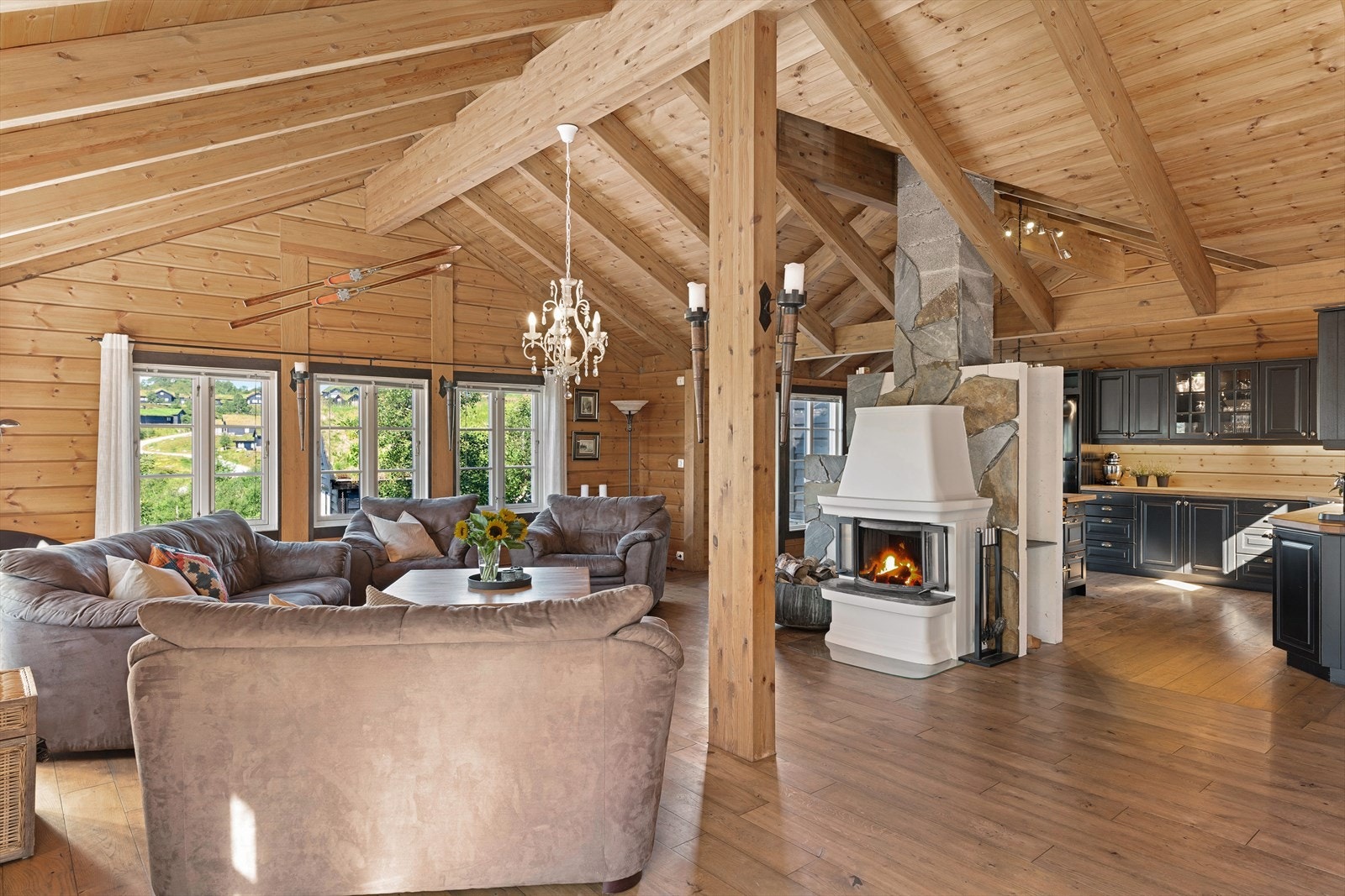 Midt i rommet mellom kjøkken og stue sonen er det murt opp en koselig peis. Galleribilde