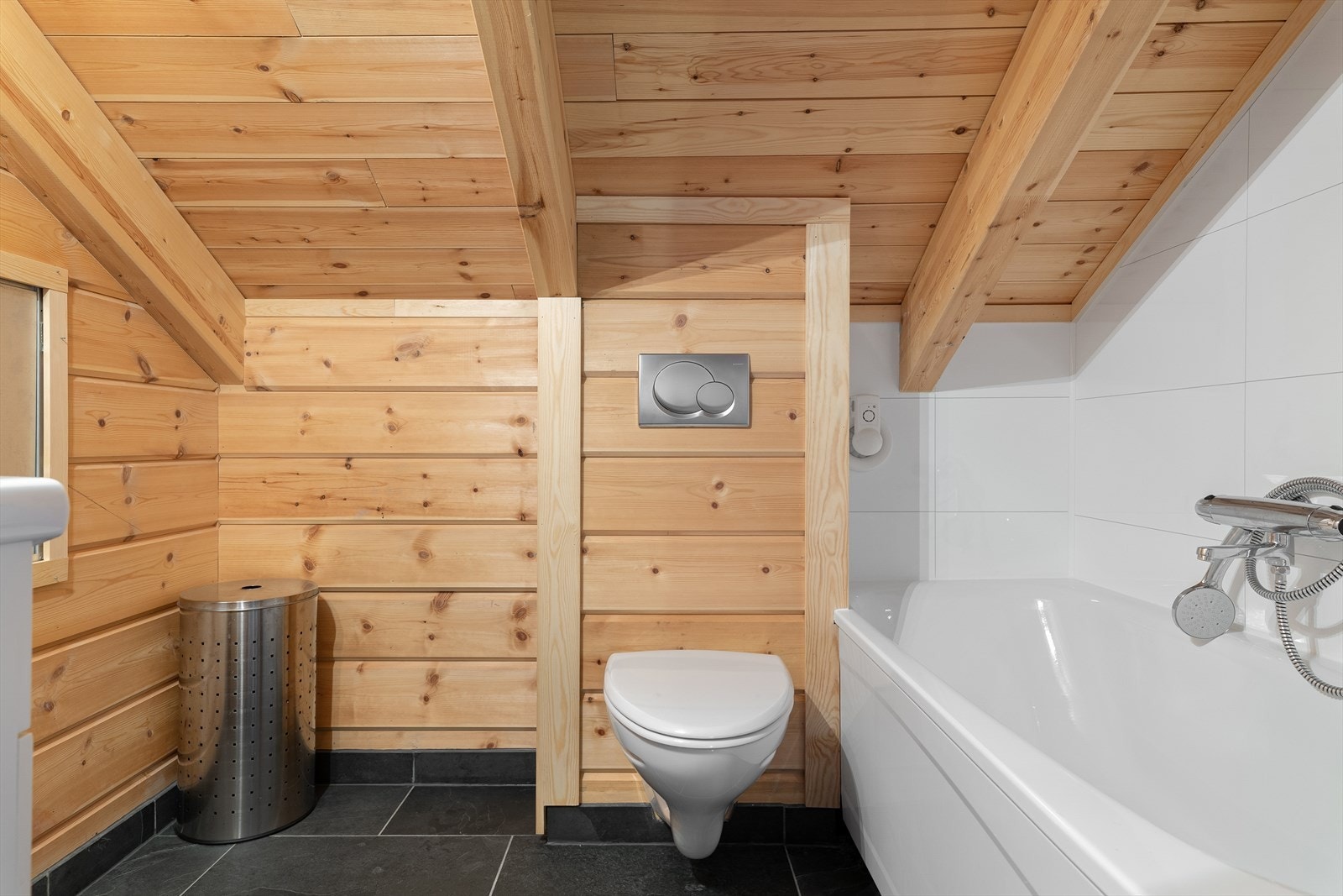 Bad med wc, vask og badekar i 2. etasje. Galleribilde