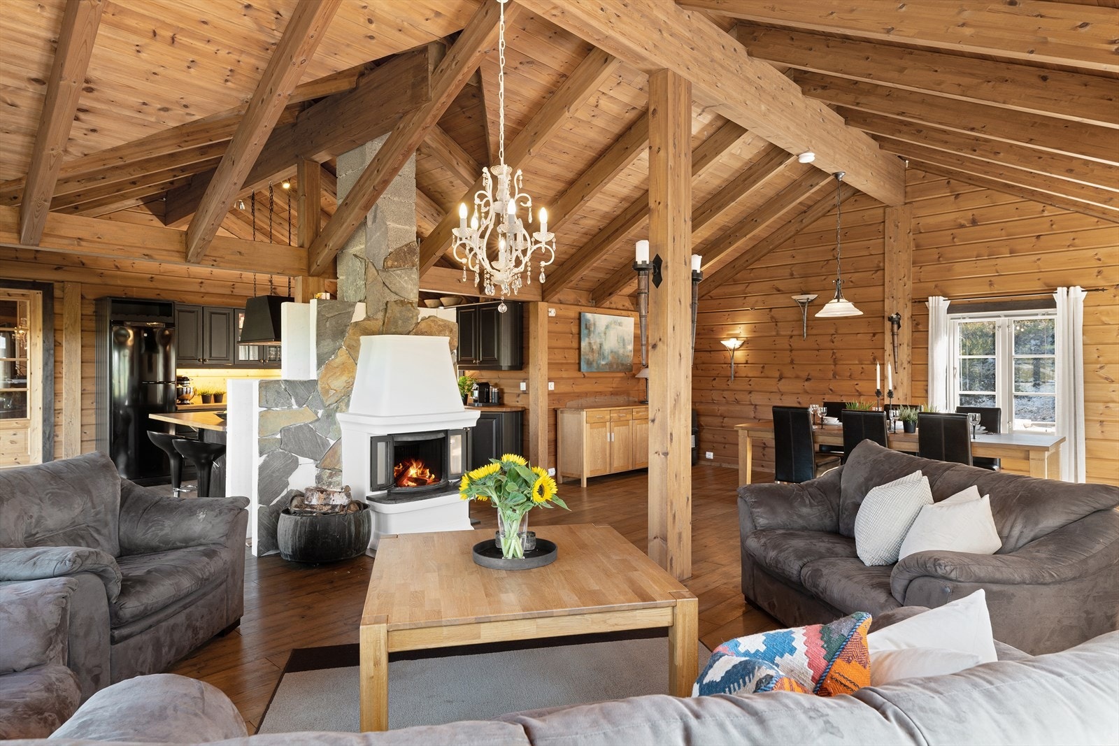 Enstavs parkett på gulv og behandlet furu på vegger og i tak. Galleribilde