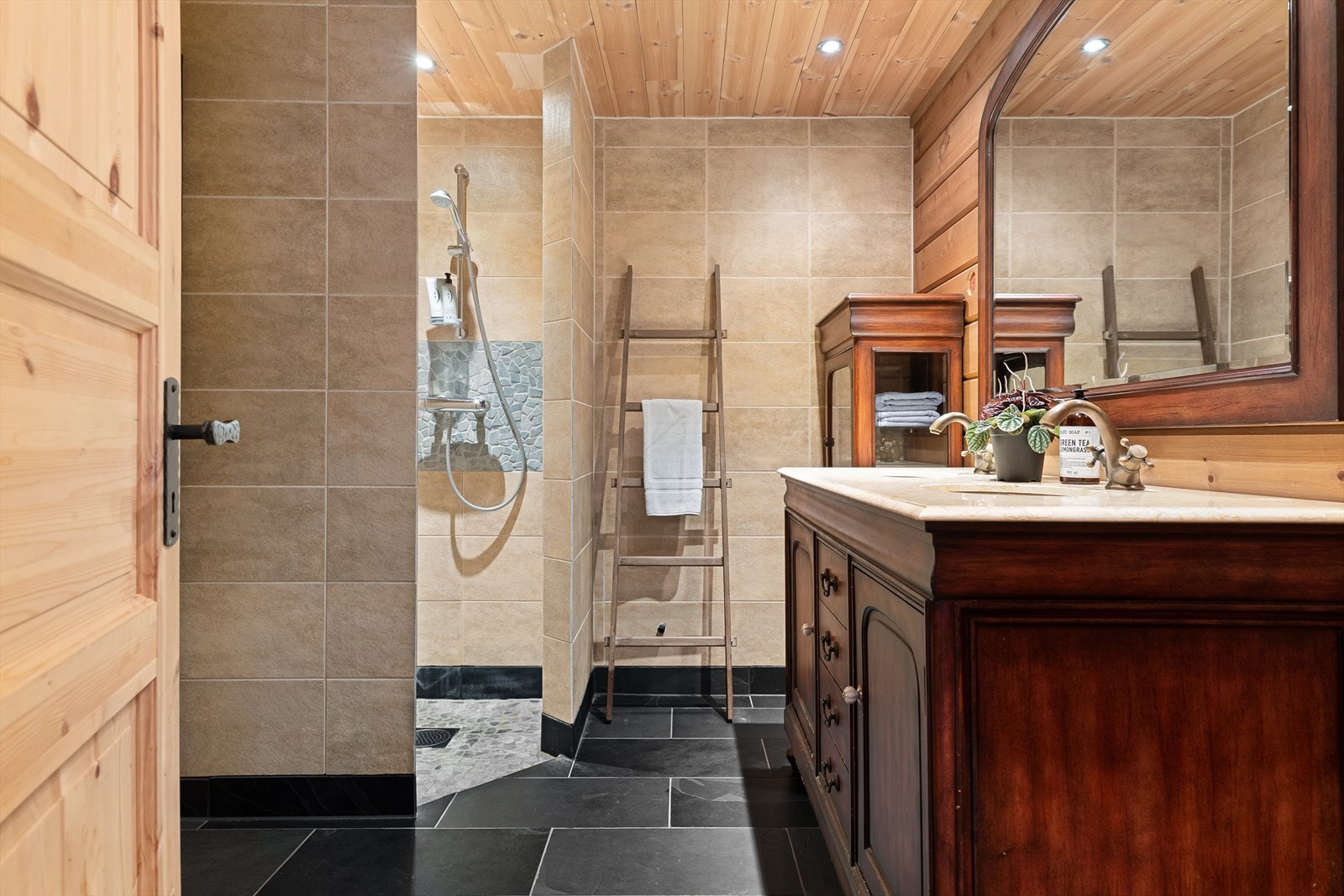 Bad i 1. etasje med fliser på gulv. Galleribilde