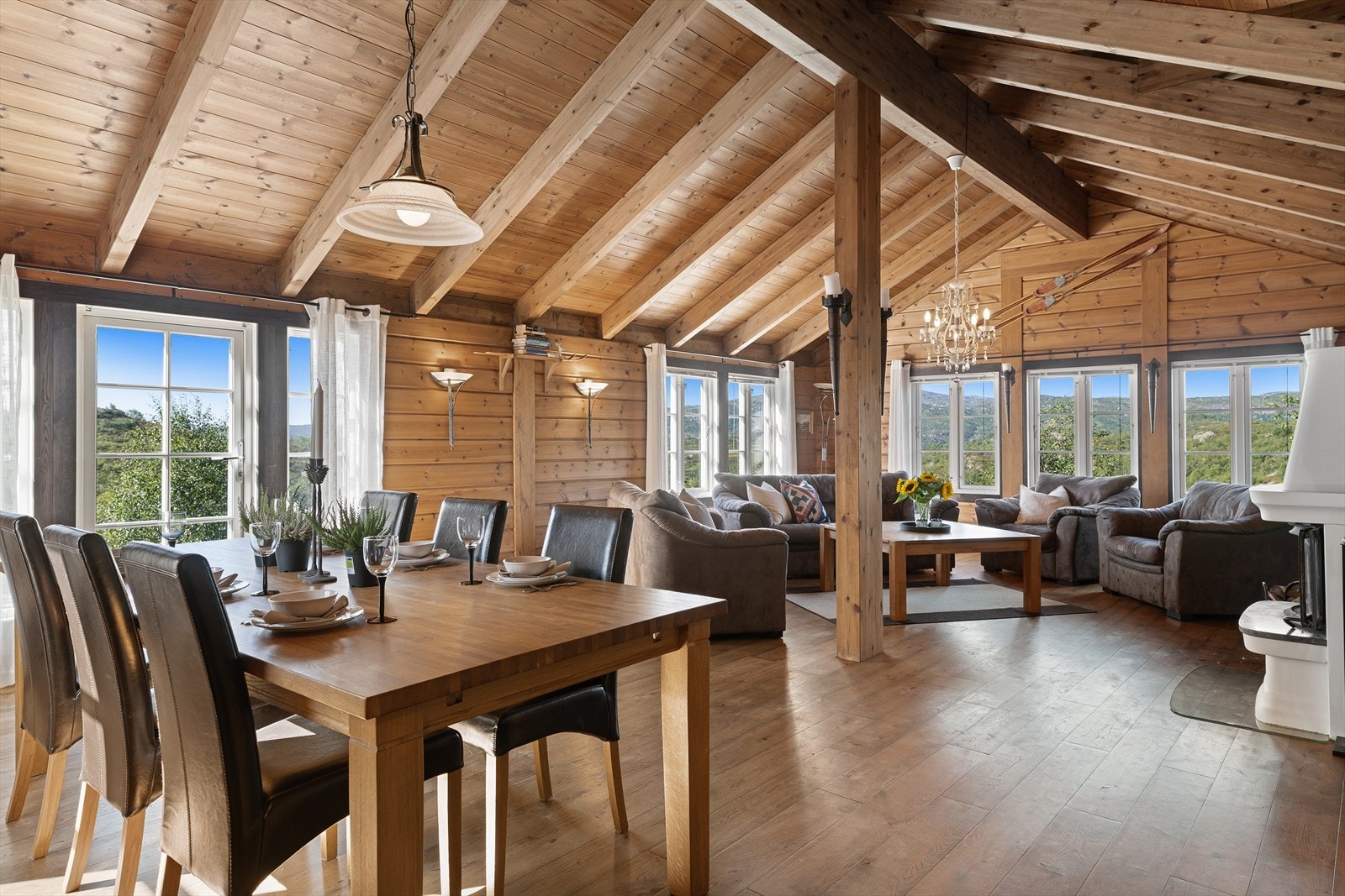 Store vinduer og nydelig utsikt. Galleribilde