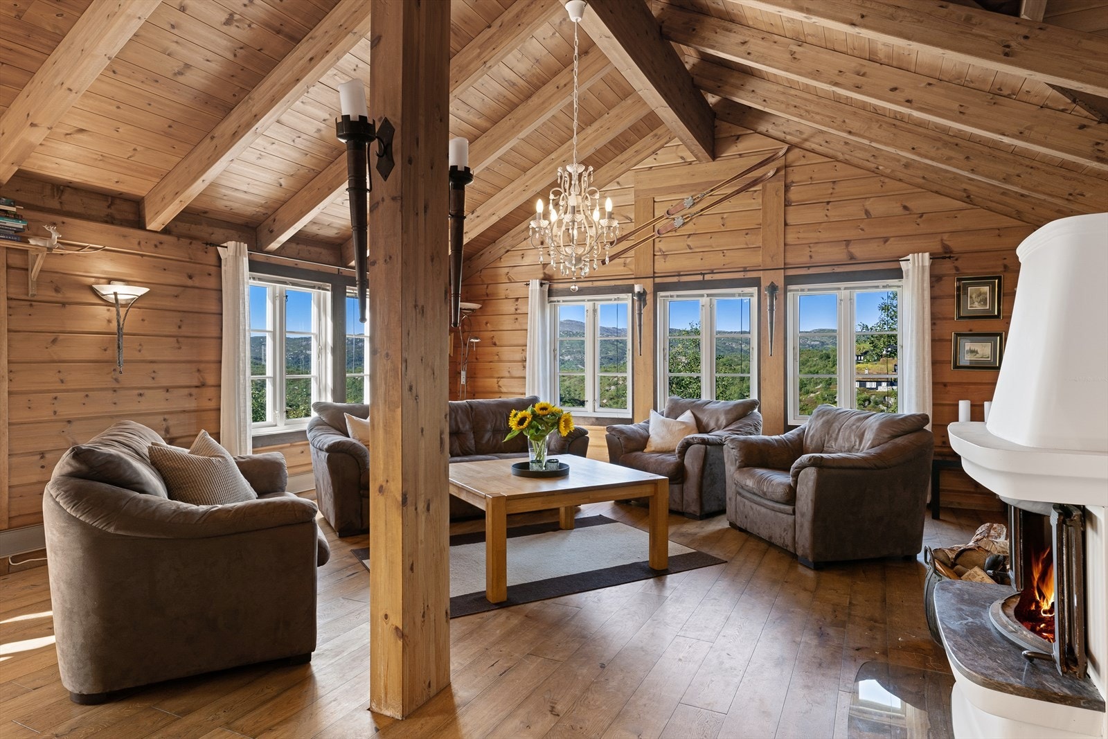 Stuedelen med god takhøyde som gir en god romfølelse. Galleribilde