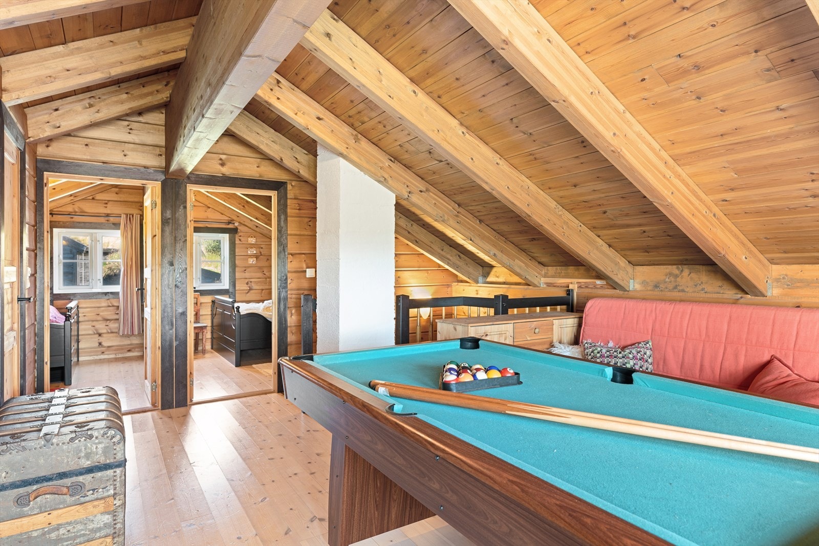 Loftstue innredet med biljardbord og tv. Galleribilde