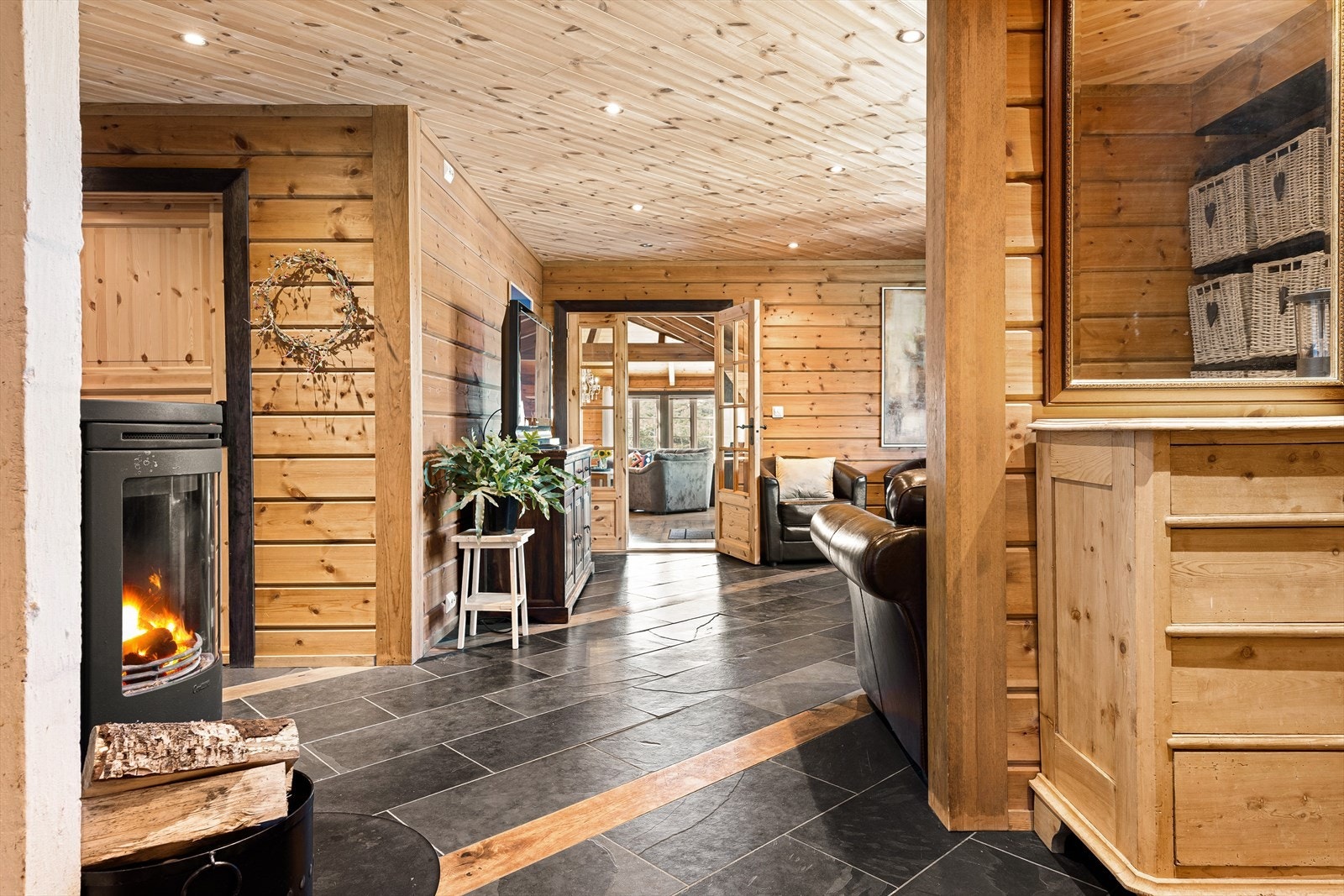 Fra hallen er det glassdør inn til stue/kjøkken. Galleribilde