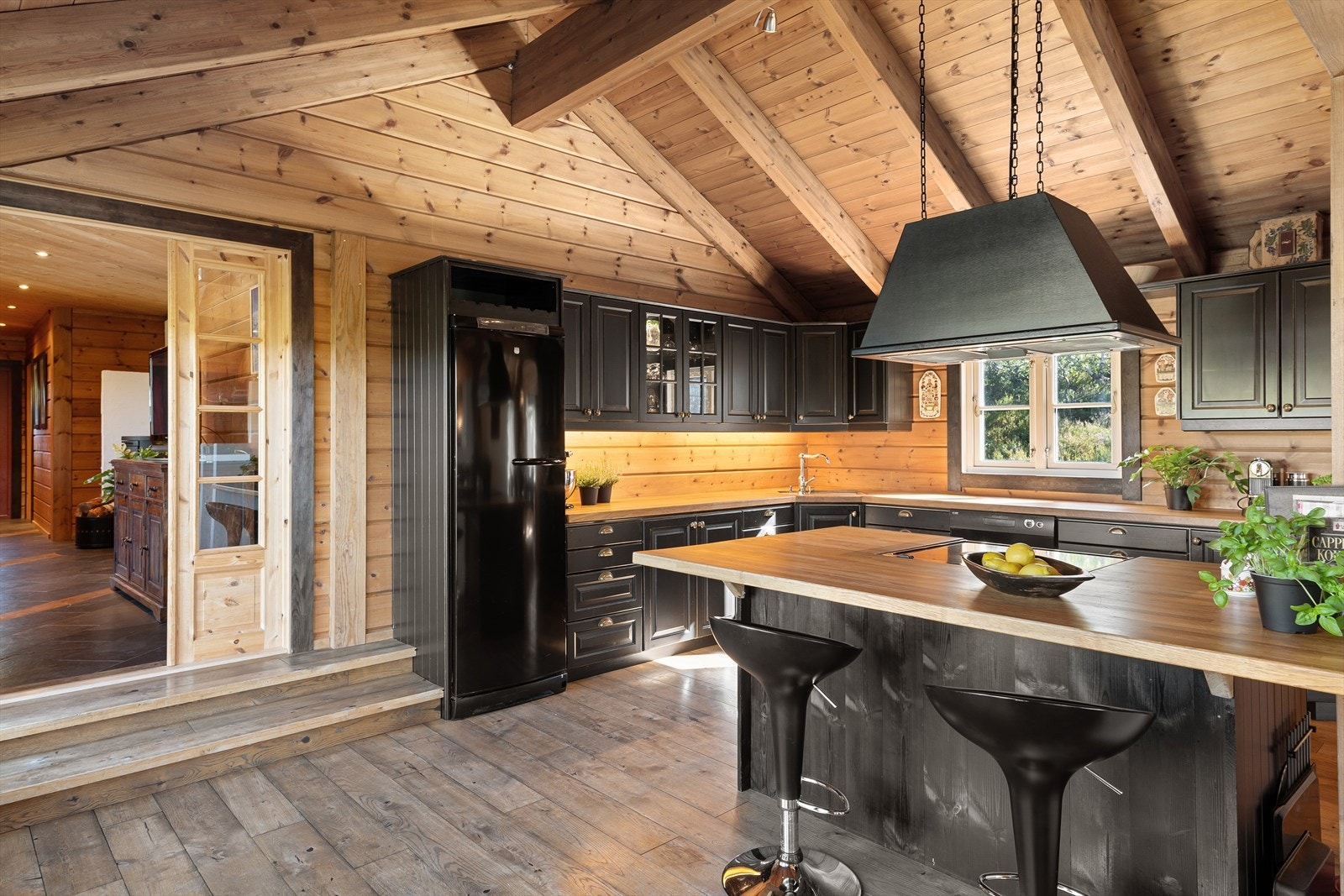 God belysning over benk. Galleribilde