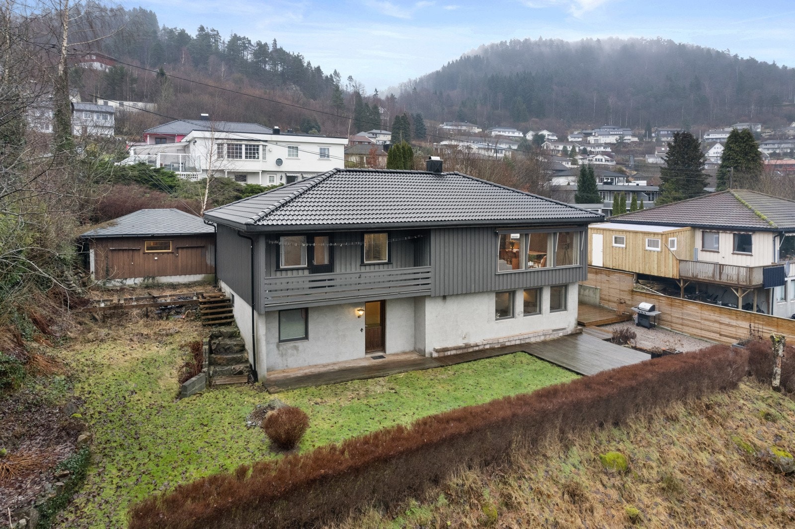 Tomt med hage/gressplen Galleribilde