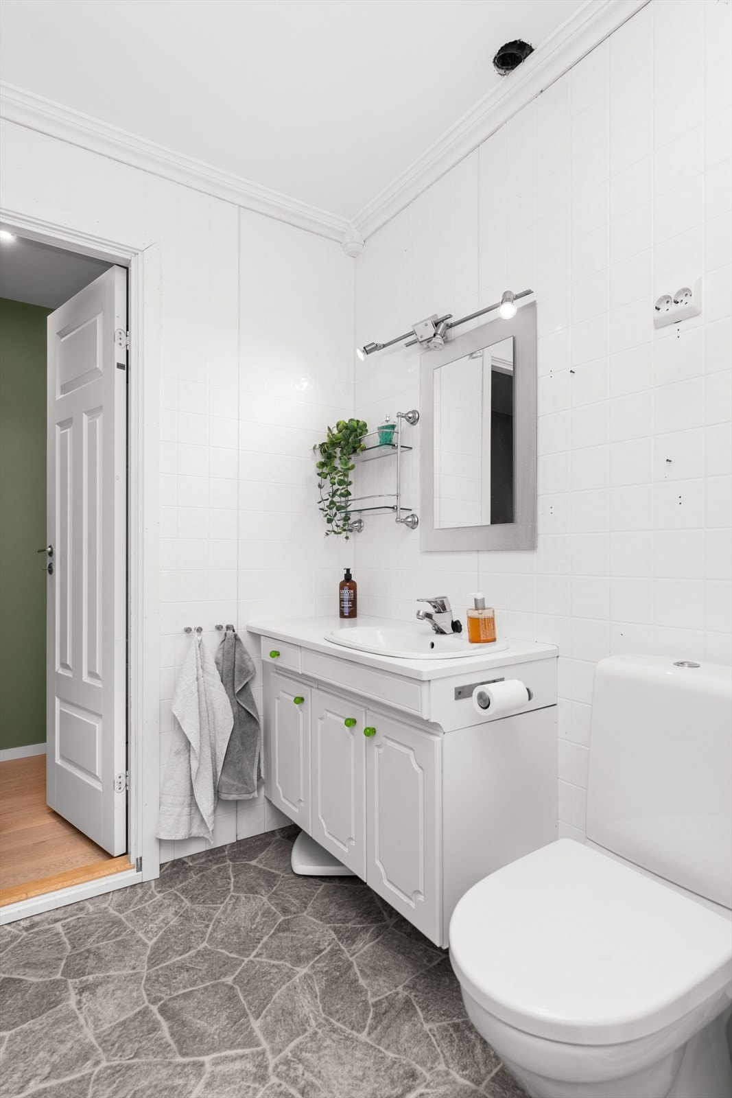 Bad i hovedetasje. Servant, wc og dusjkabinett. Galleribilde