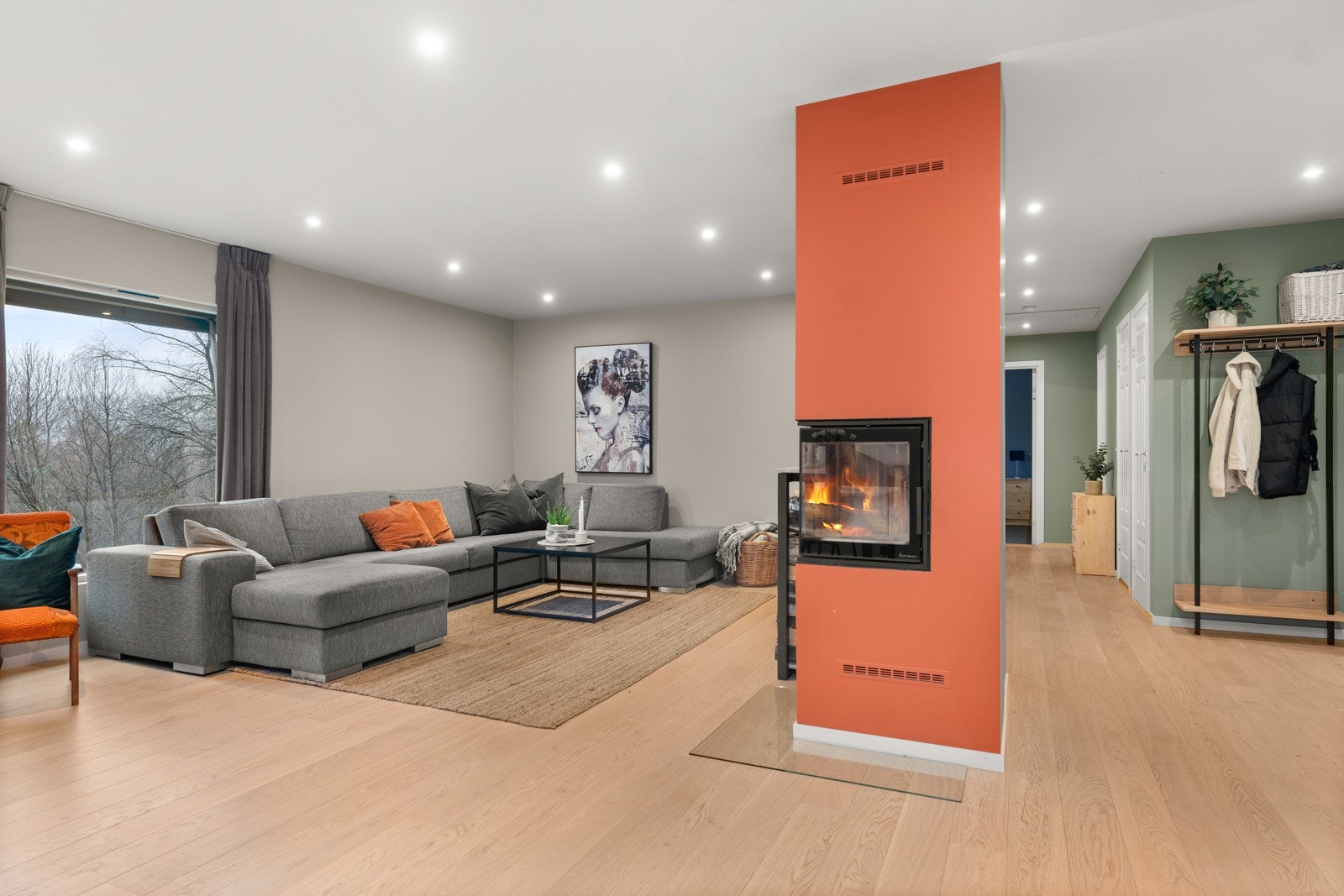 Downligths og stilige fargevalg gir et moderne preg på boligen Galleribilde