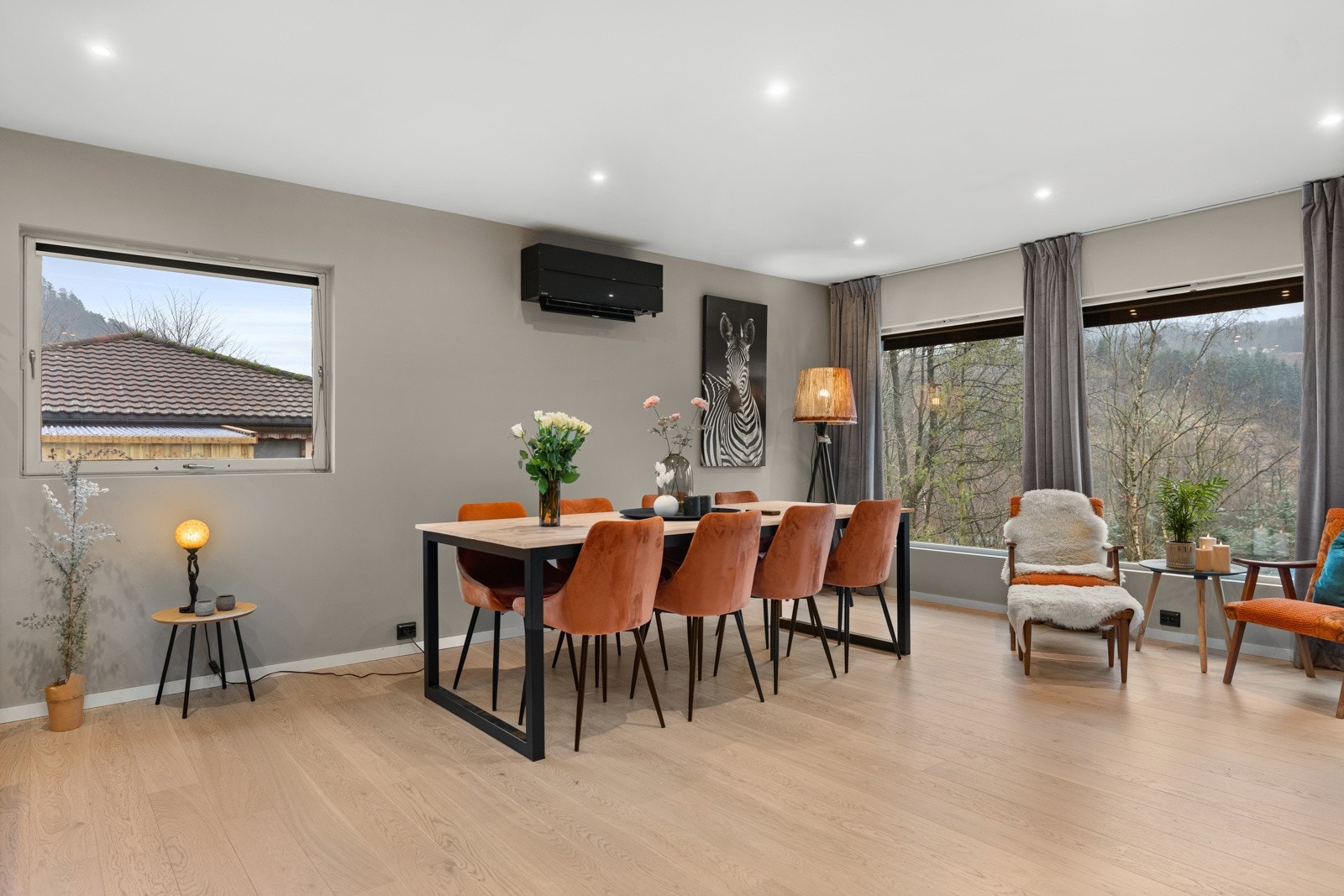 Store vindusflater i stuedel som slipper inn mye naturlig lys Galleribilde