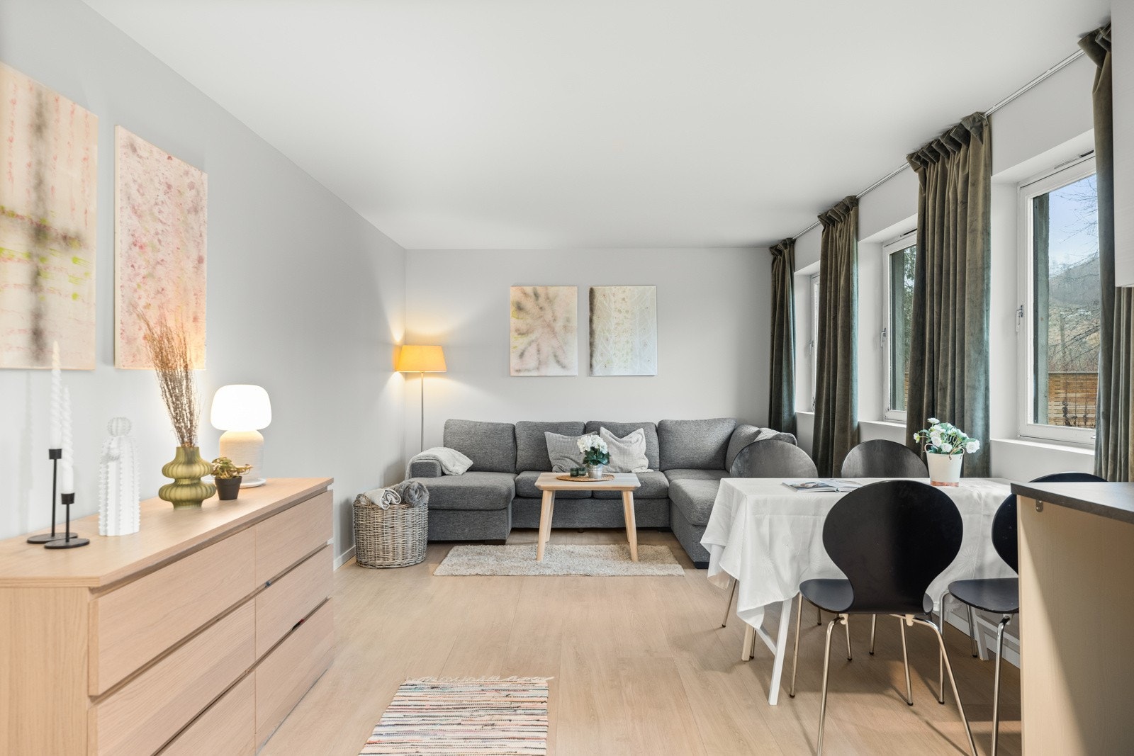 Hybelleilihet med moderne og nøytrale fargevalg Galleribilde